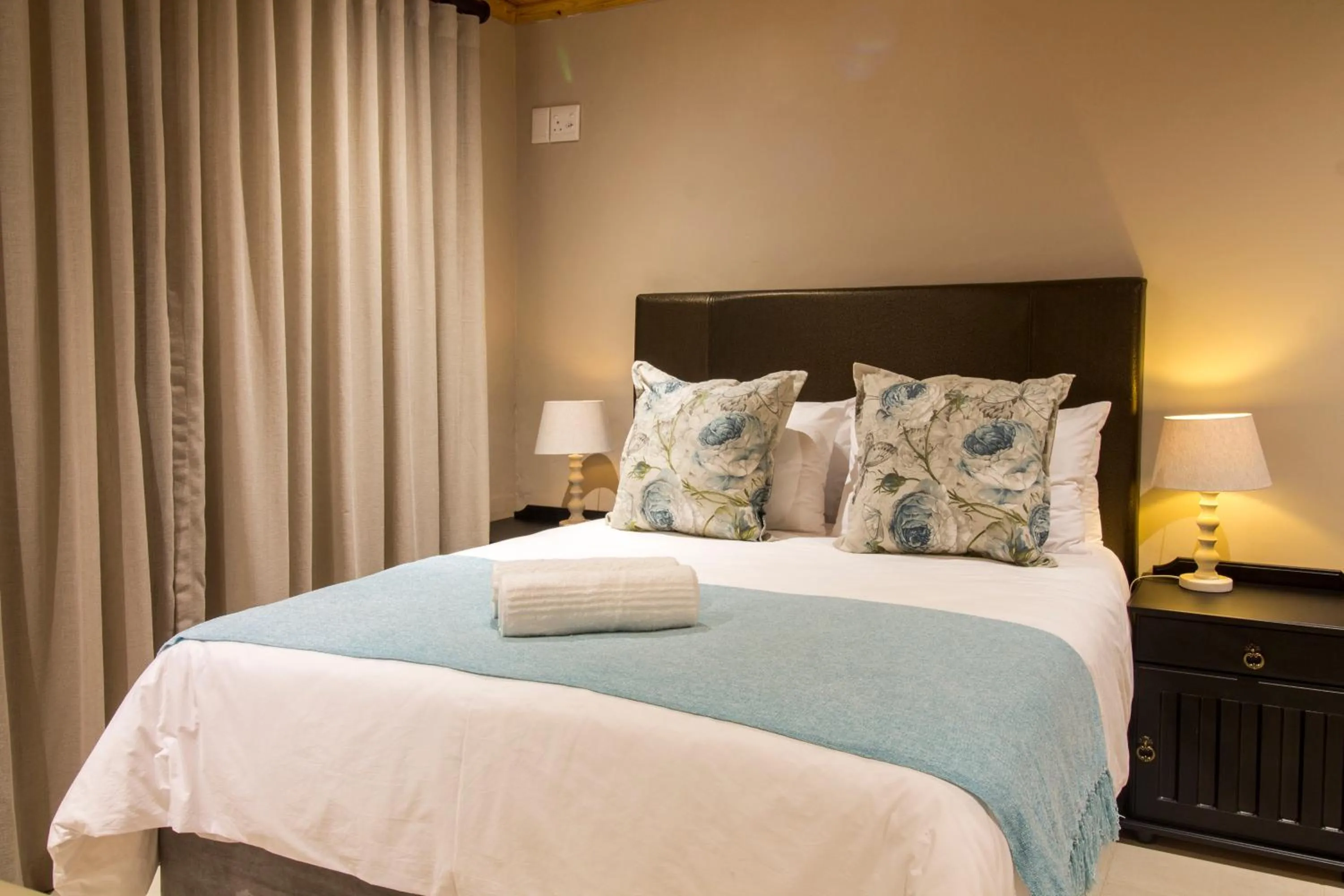 Bedroom, Bed in Tsitsikamma Manor