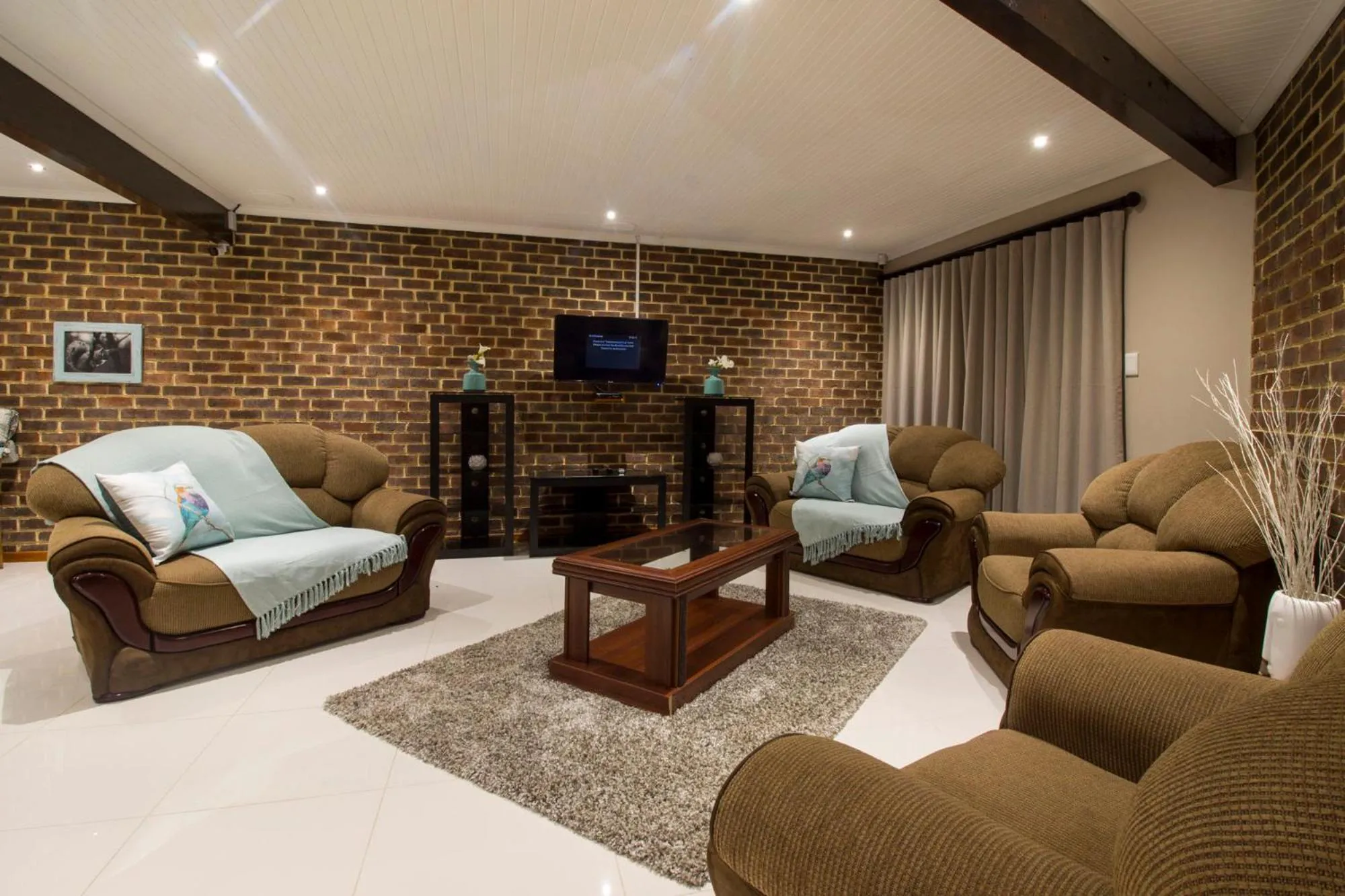 Living room, Bed in Tsitsikamma Manor