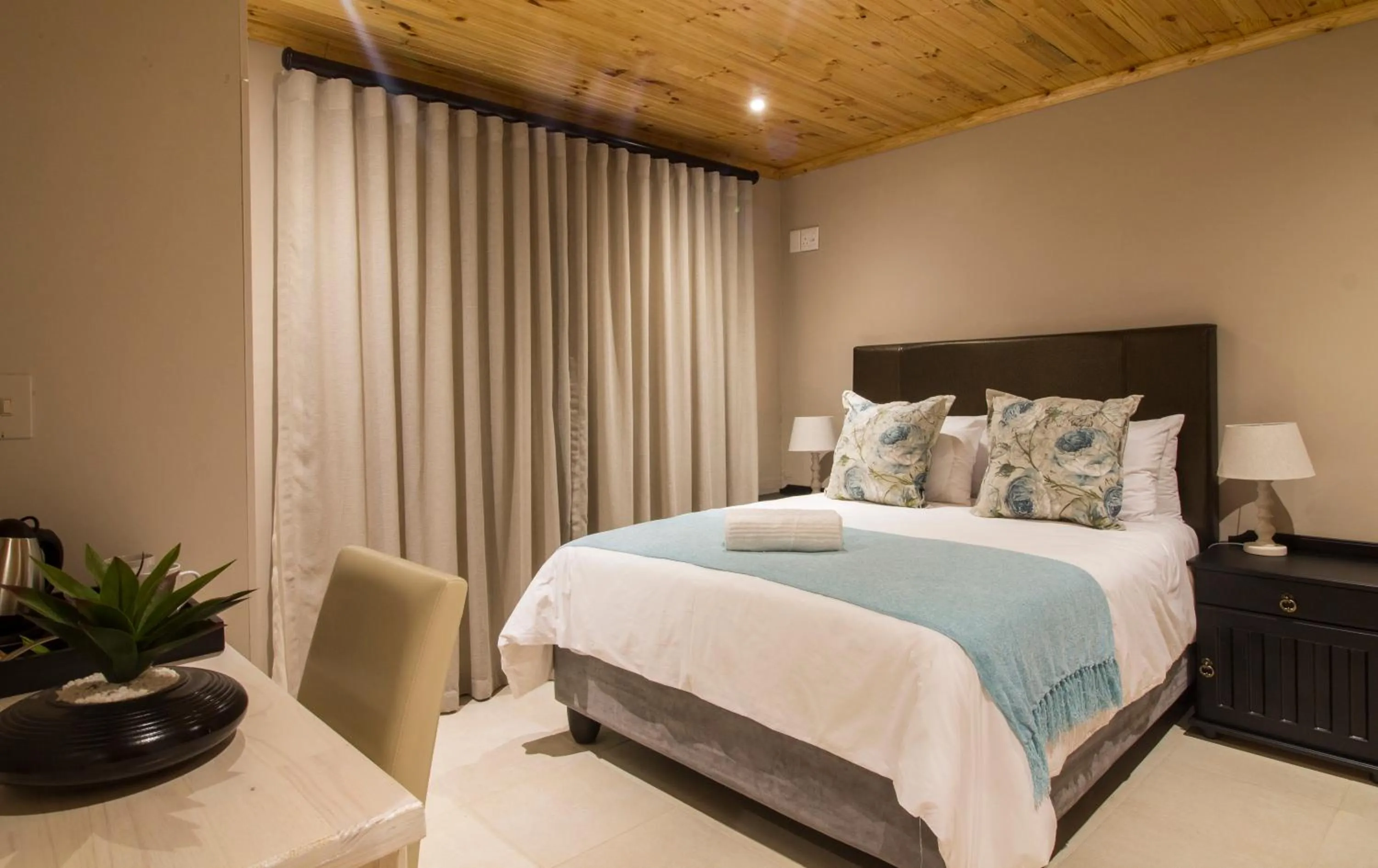 Bedroom, Bed in Tsitsikamma Manor