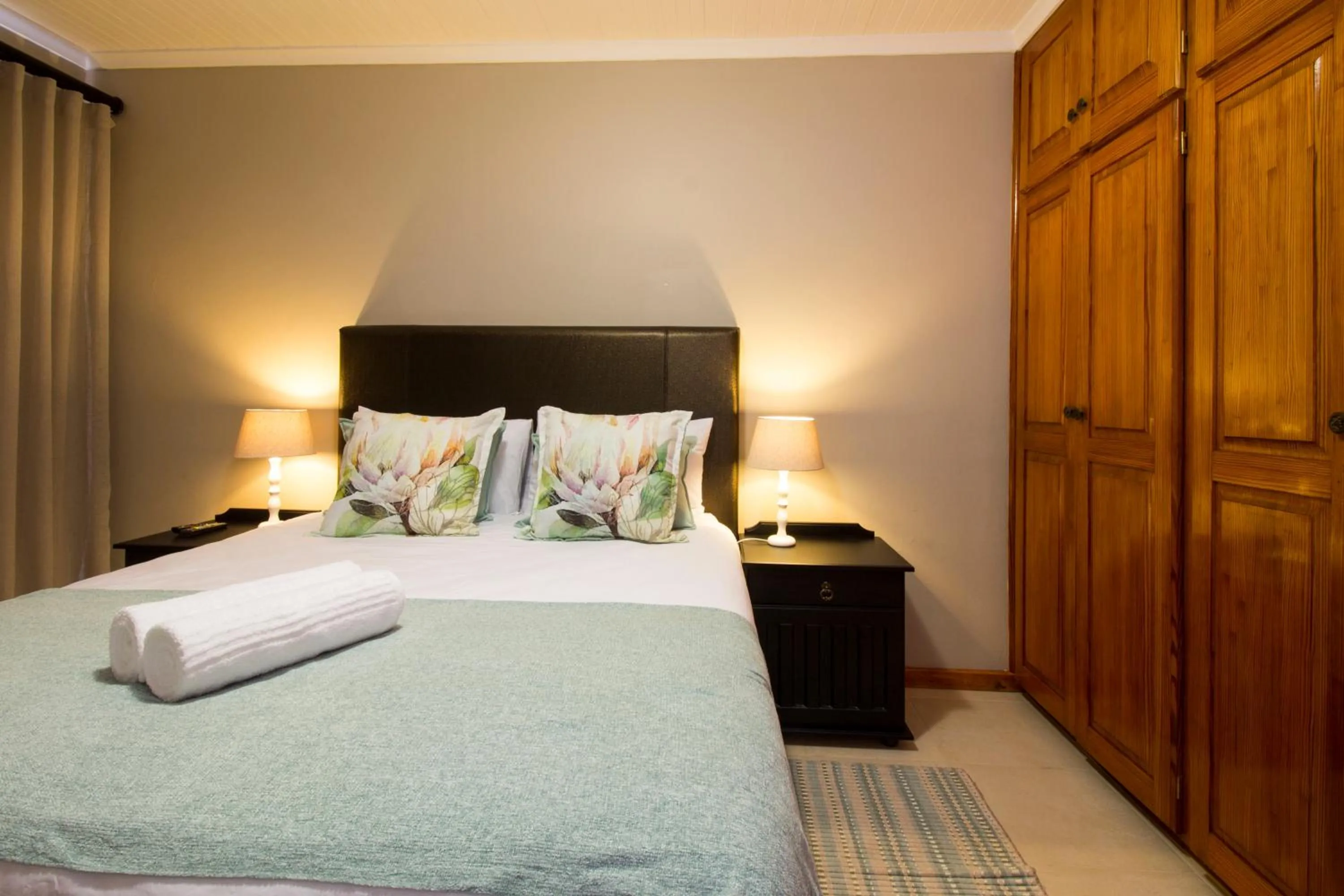 Photo of the whole room, Bed in Tsitsikamma Manor