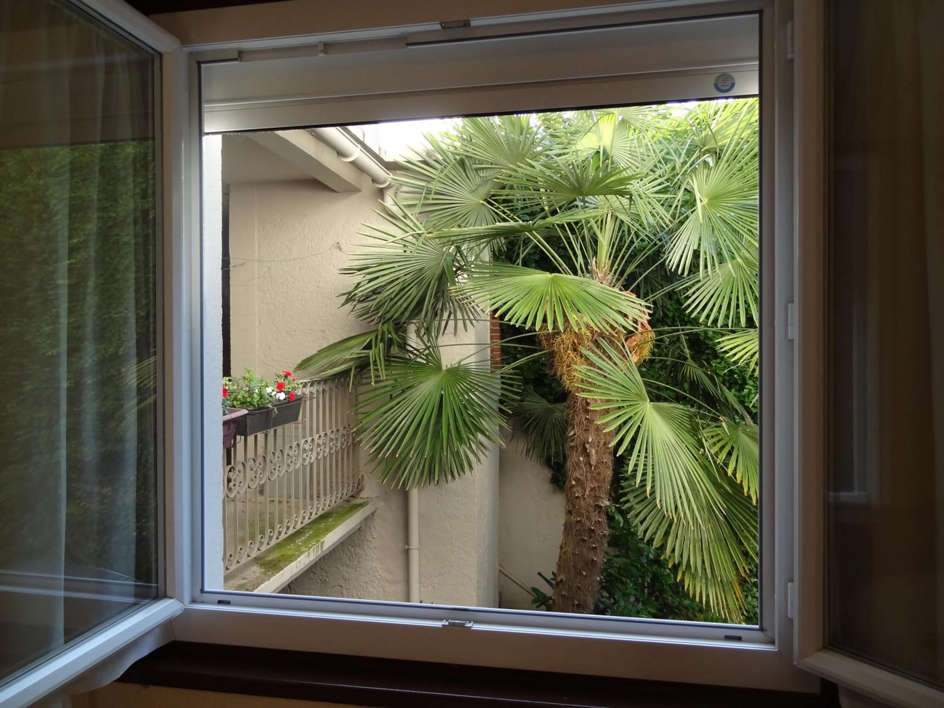 Garden view in Cit'Hotel de la Marne