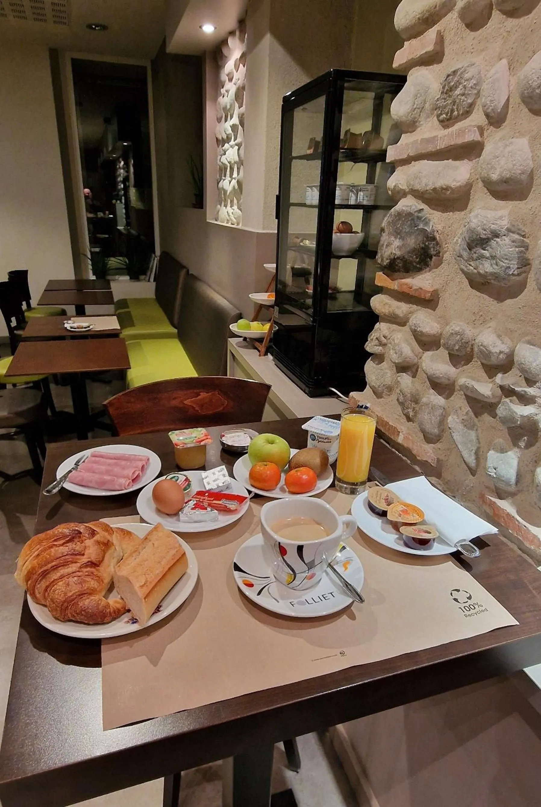 Breakfast in Cit'Hotel de la Marne