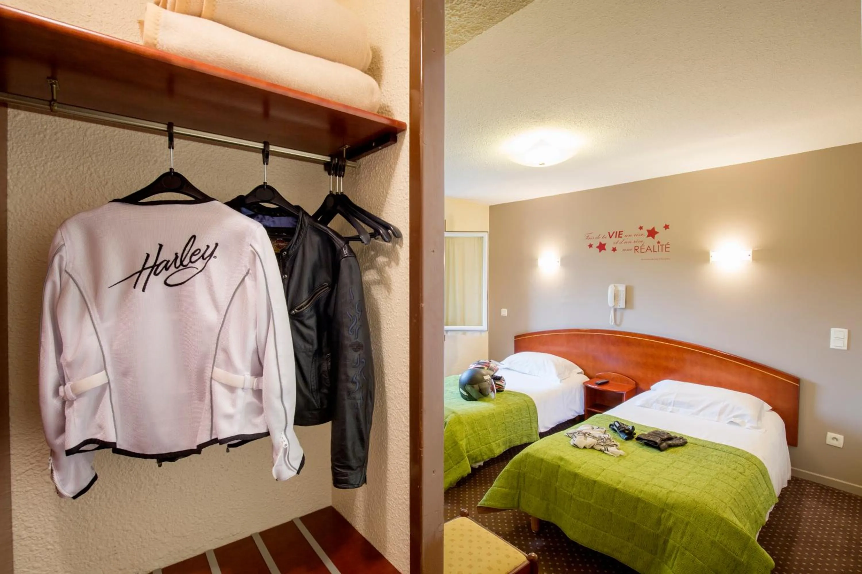 Day, Bed in Cit'Hotel de la Marne