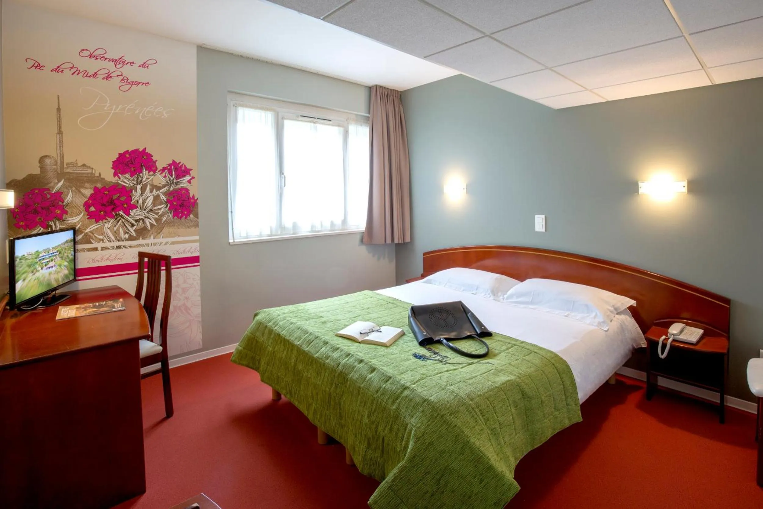 Property building, Bed in Cit'Hotel de la Marne