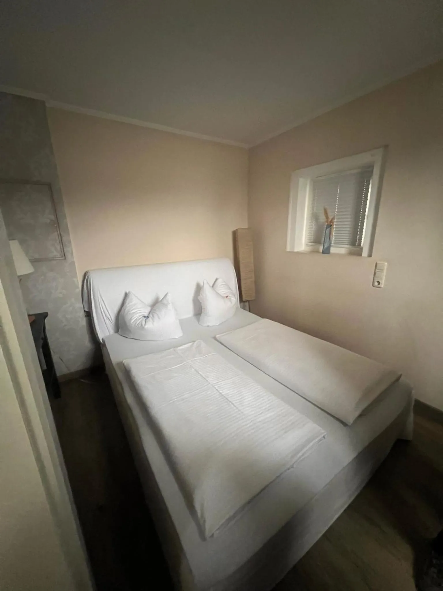 Bedroom, Bed in Strandhaus Edersee - Kaminzimmer, Seeblick, Badestrand, Seeterrasse