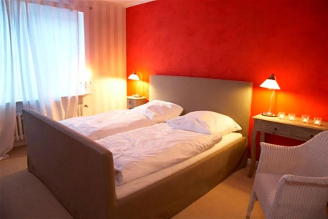 Photo of the whole room, Bed in Strandhaus Edersee Nr 12 - Kaminzimmer, Seeblick, Badestrand, Seeterrasse