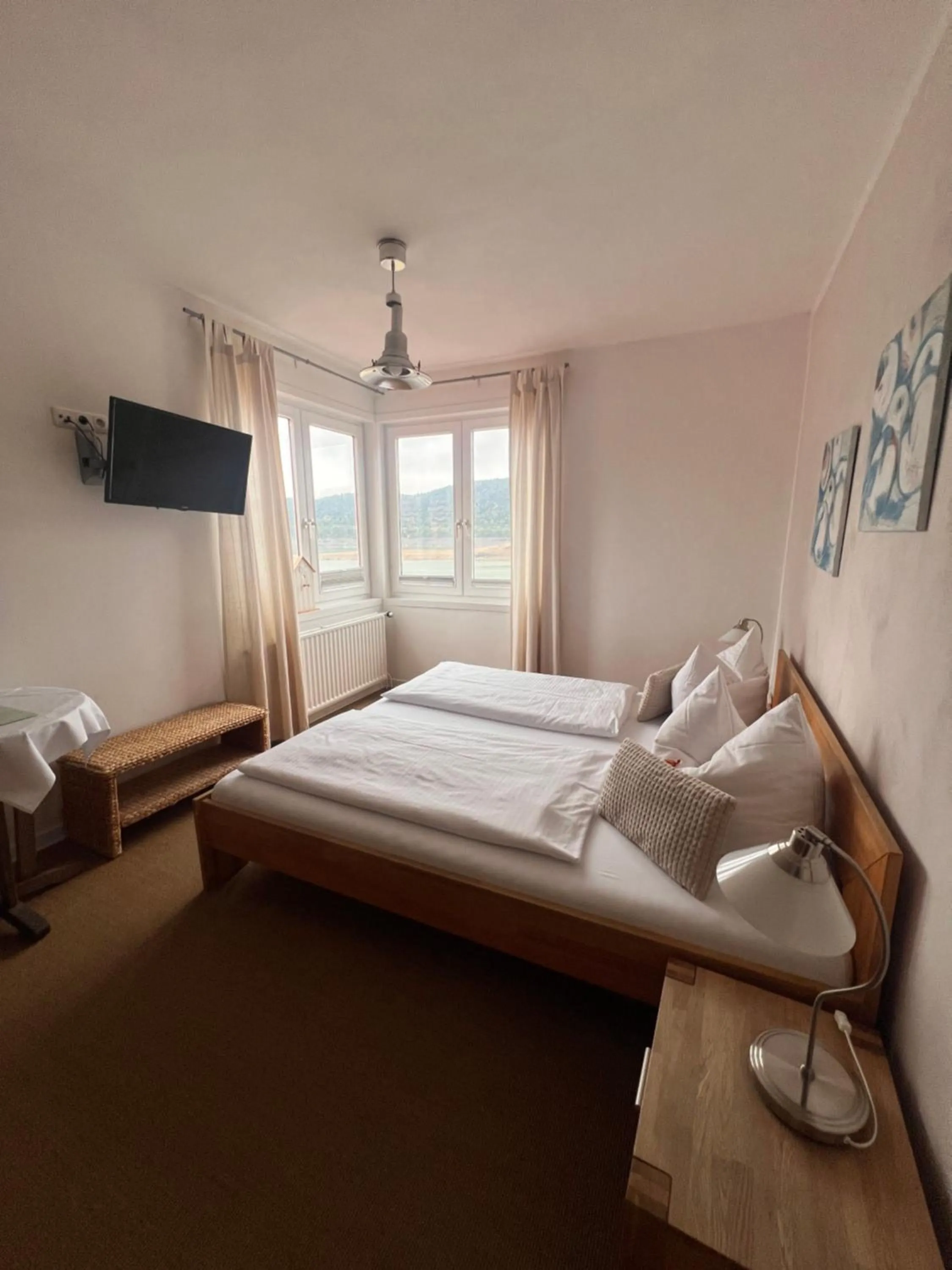 Photo of the whole room, Bed in Strandhaus Edersee - Kaminzimmer, Seeblick, Badestrand, Seeterrasse