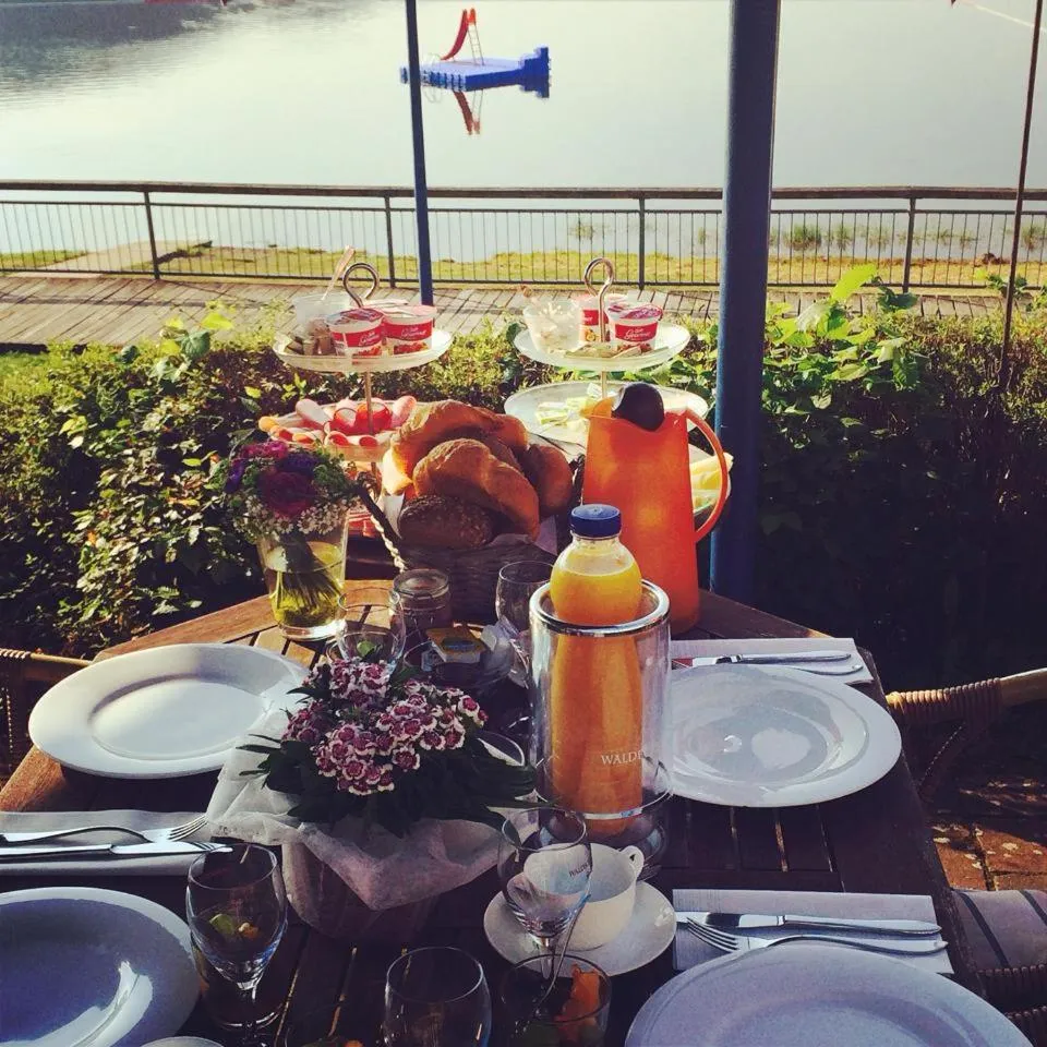 Breakfast in Strandhaus Edersee Nr 12 - Kaminzimmer, Seeblick, Badestrand, Seeterrasse