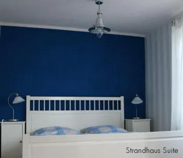 Photo of the whole room, Bed in Strandhaus Edersee Nr 12 - Kaminzimmer, Seeblick, Badestrand, Seeterrasse