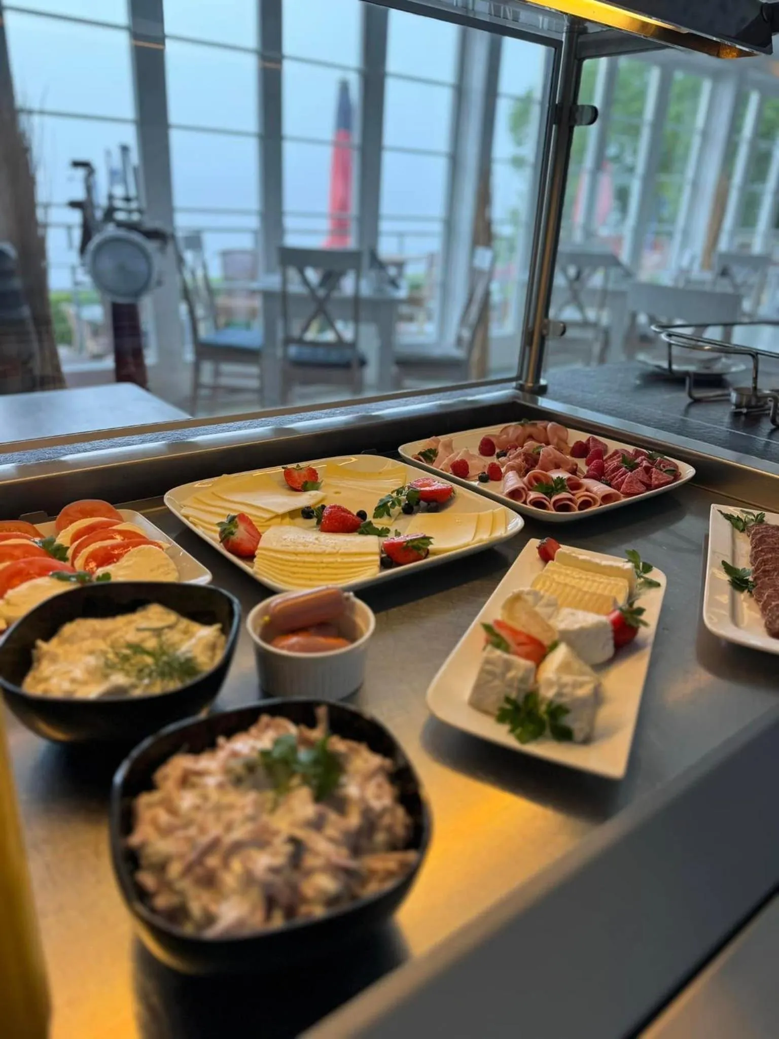 Breakfast in Strandhaus Edersee Nr 12 - Kaminzimmer, Seeblick, Badestrand, Seeterrasse