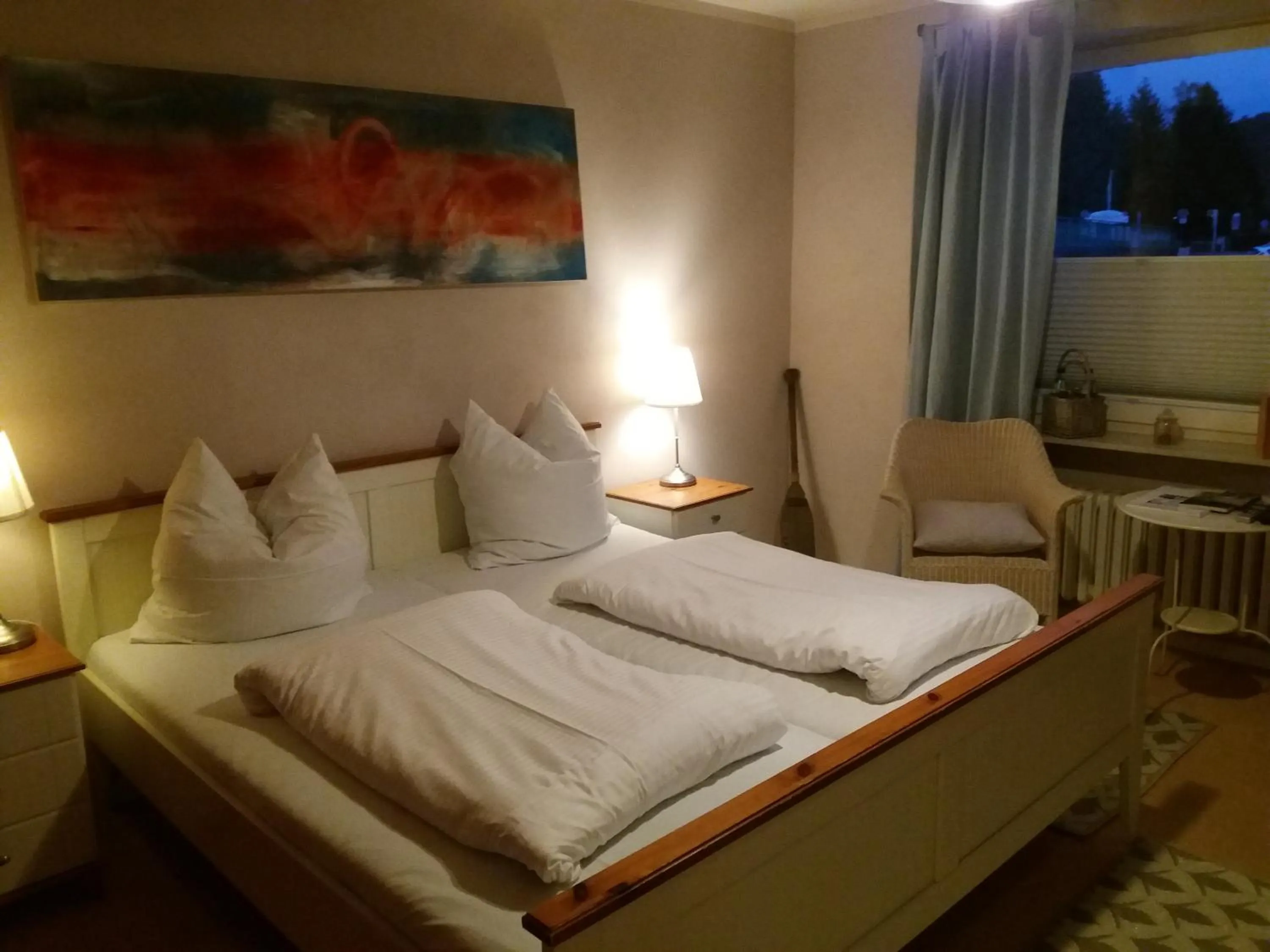 Photo of the whole room, Bed in Strandhaus Edersee Nr 12 - Kaminzimmer, Seeblick, Badestrand, Seeterrasse