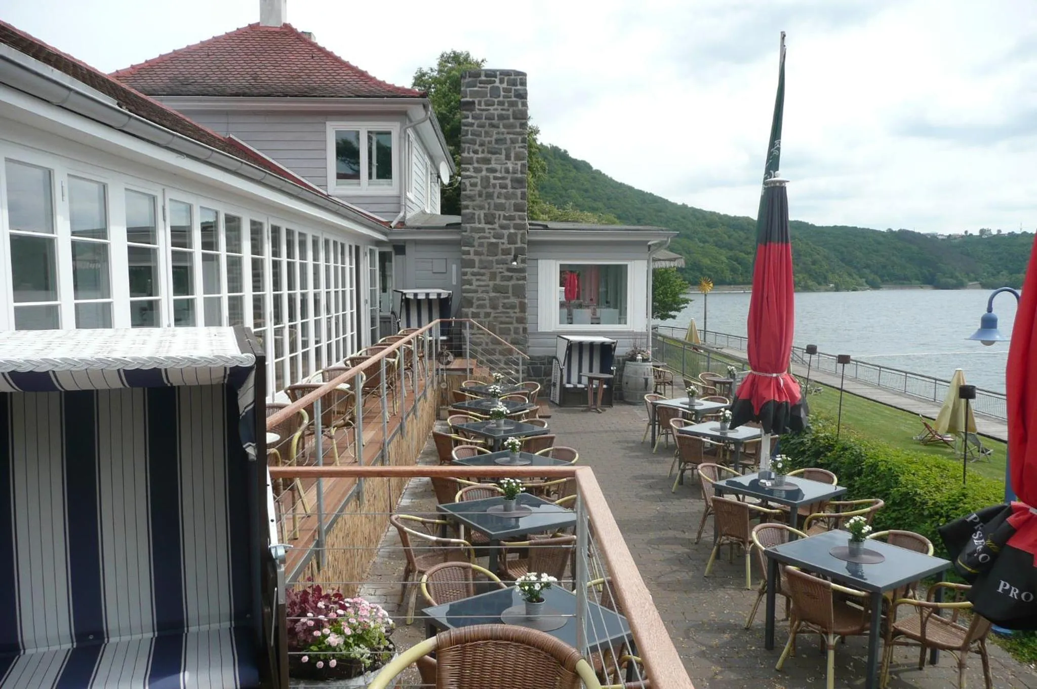 Restaurant/places to eat in Strandhaus Edersee Nr 12 - Kaminzimmer, Seeblick, Badestrand, Seeterrasse