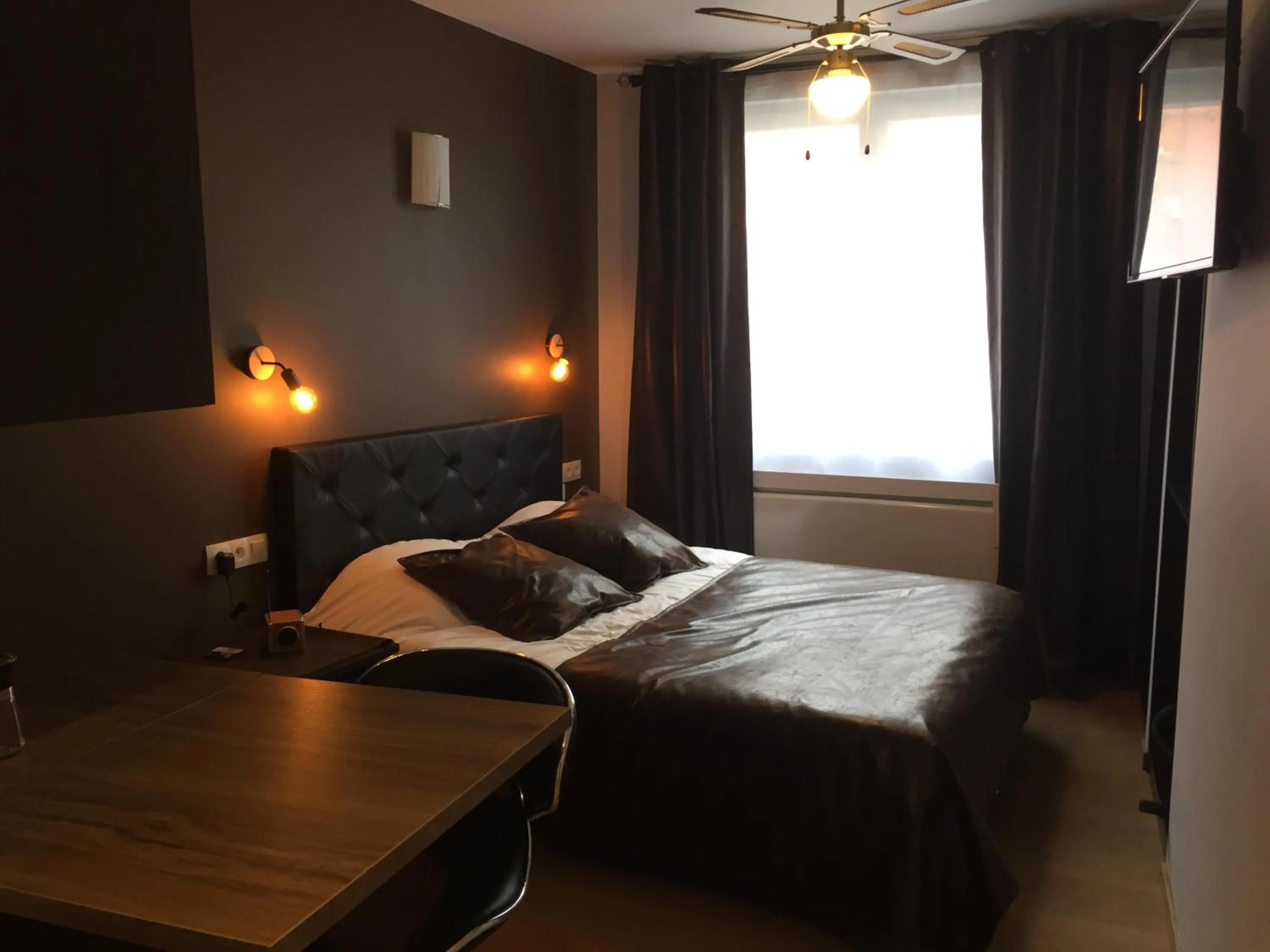 Bed in Appart'hôtel et chambres Lens