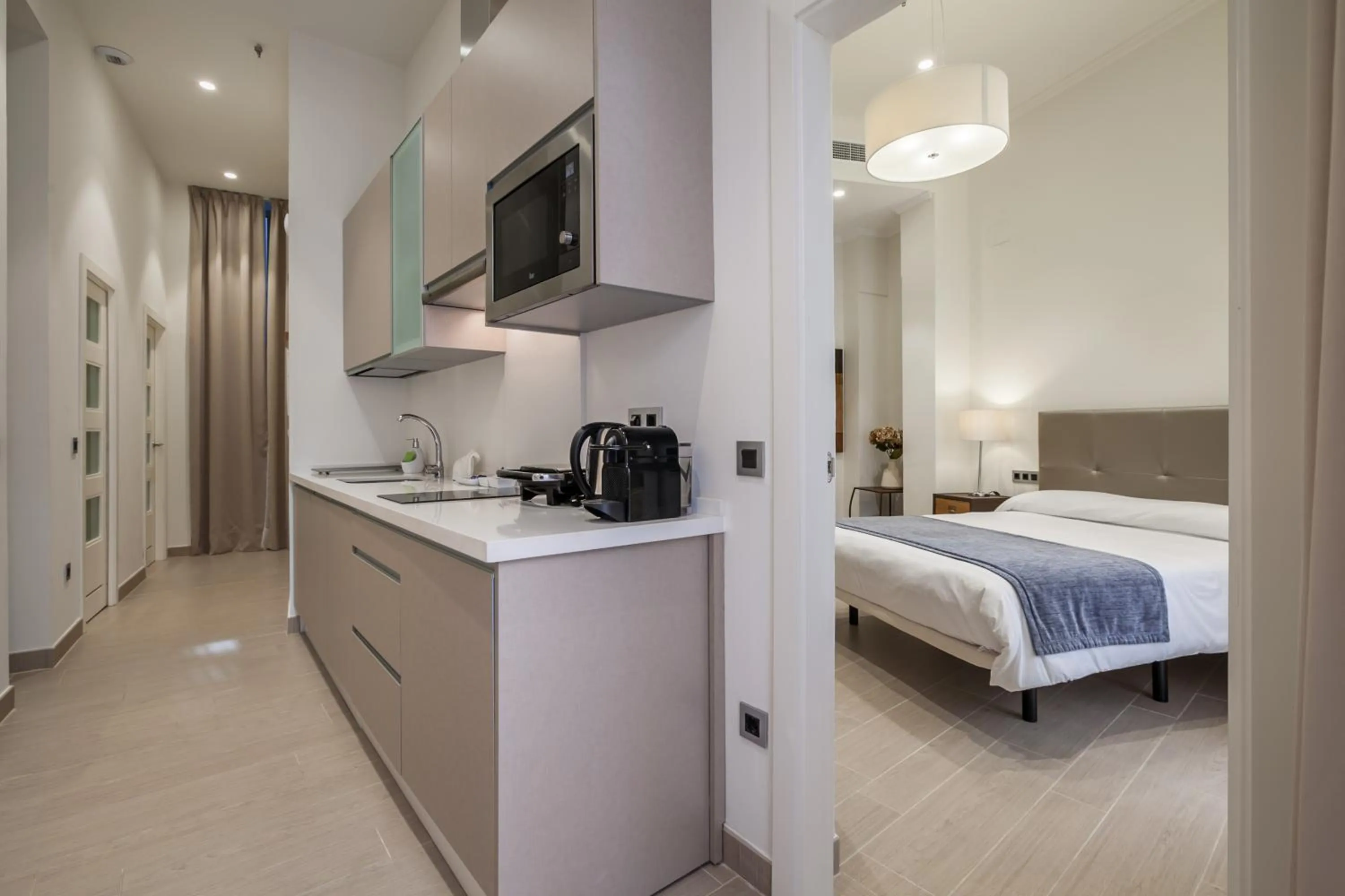 Kitchen or kitchenette, Bed in Welldone Cathedral Suites