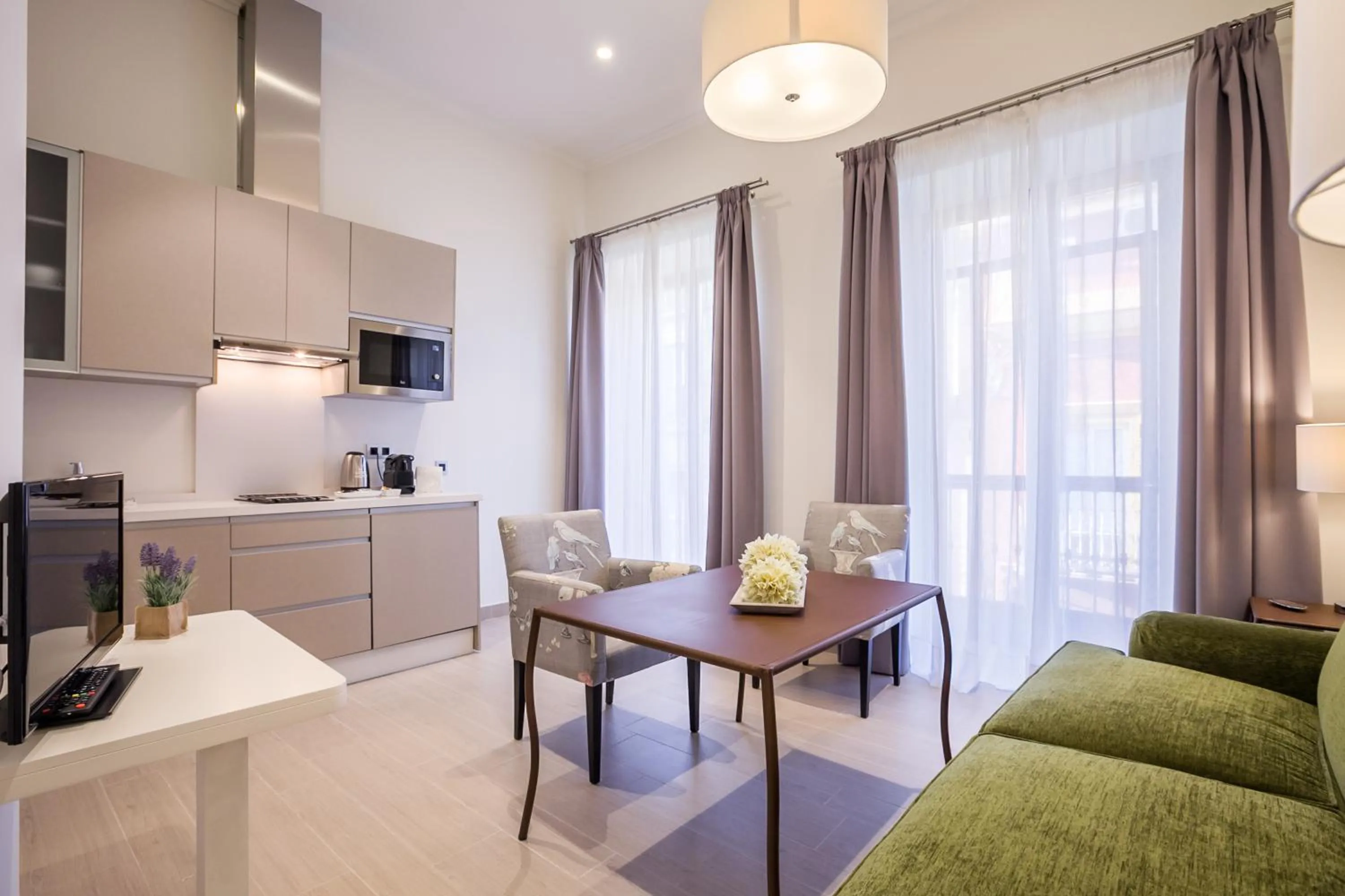 Kitchen or kitchenette, Bed in Welldone Cathedral Suites