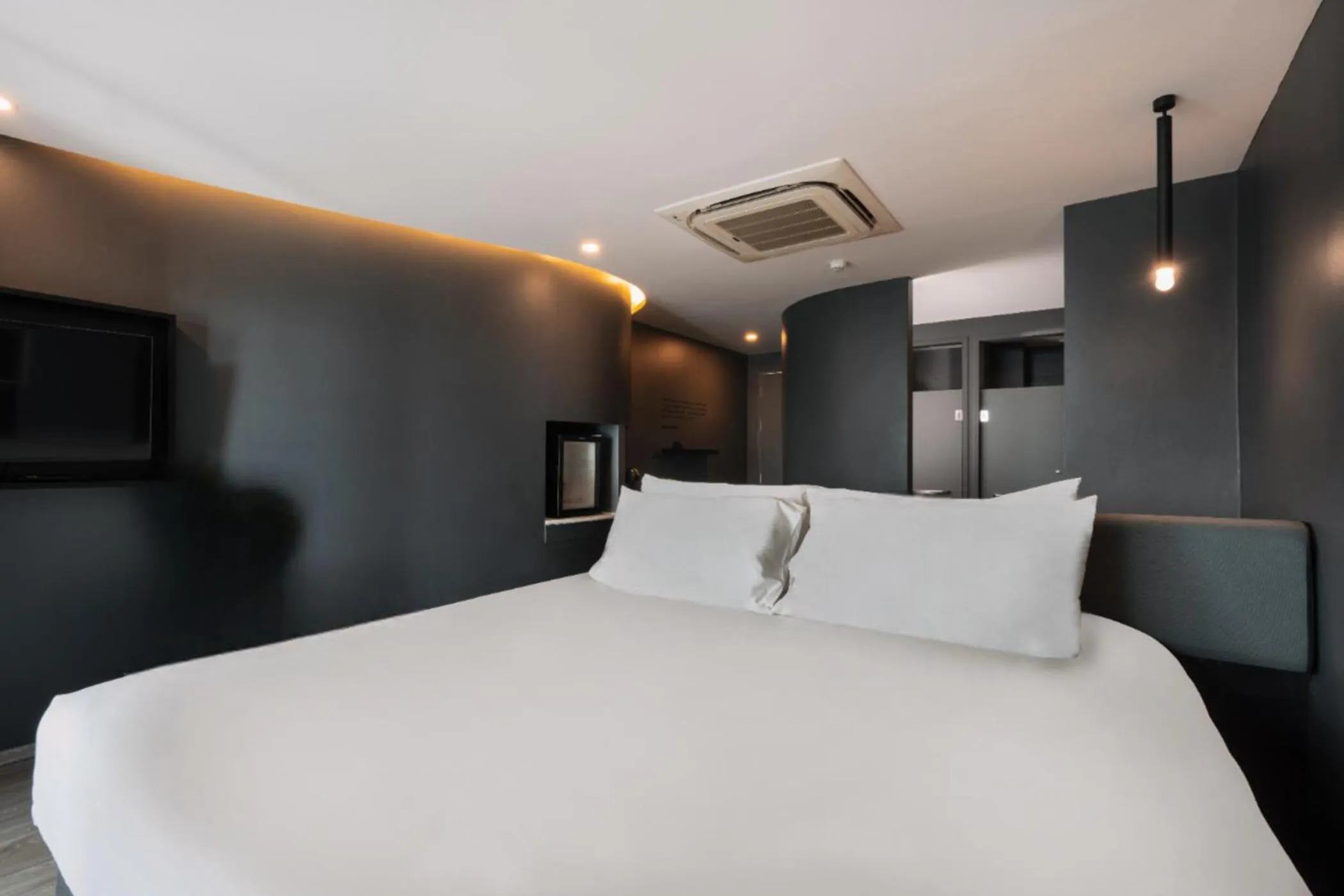 Bed in Hotel Tide Phuket Beachfront