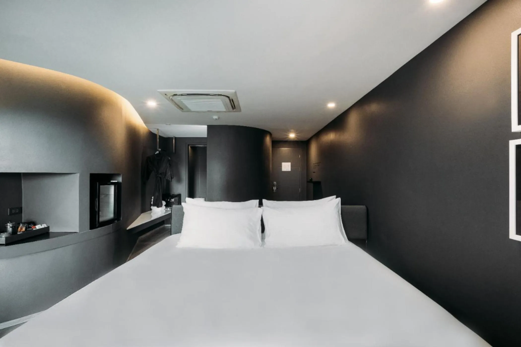 Bed in Hotel Tide Phuket Beachfront