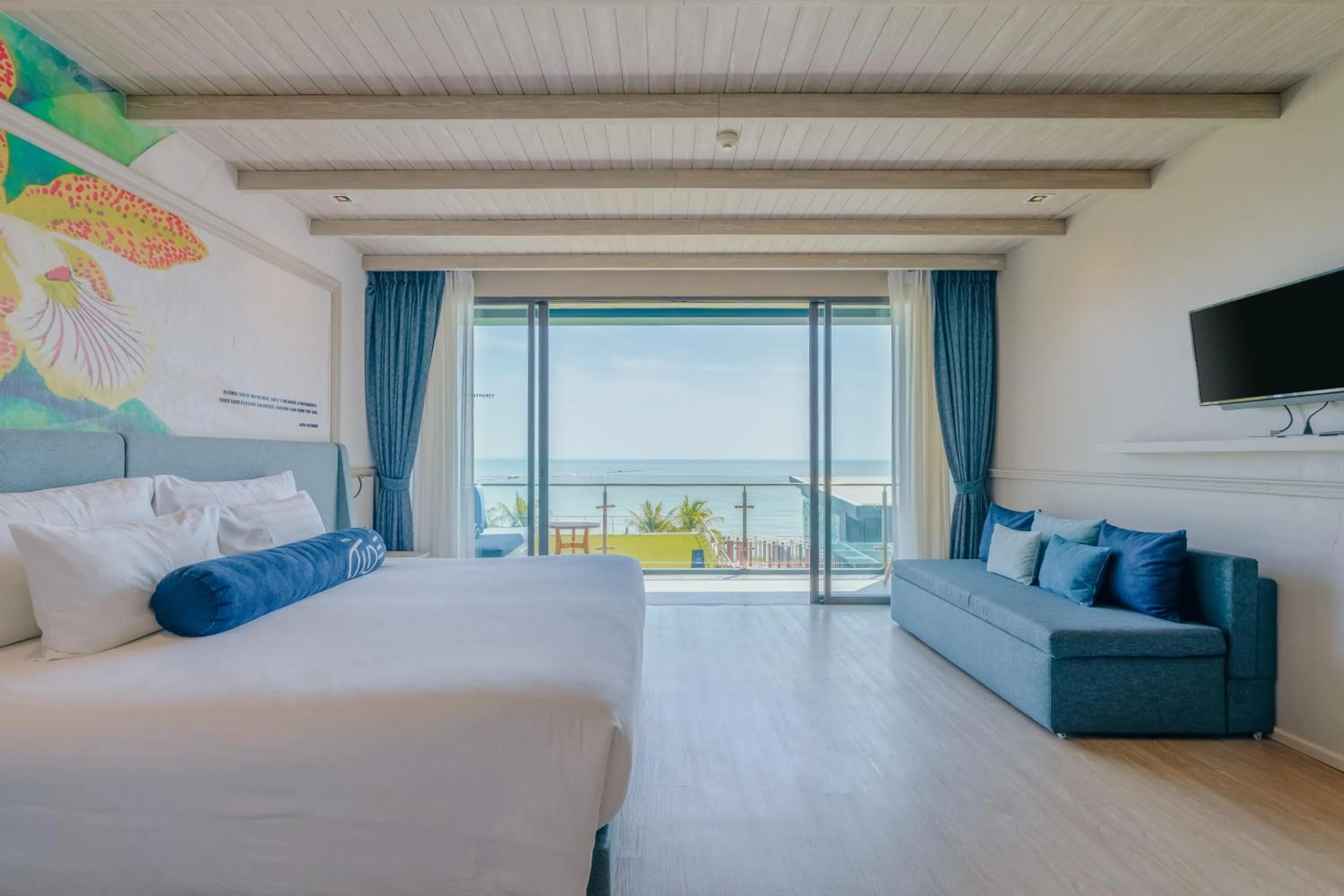 Bed in Hotel Tide Phuket Beachfront