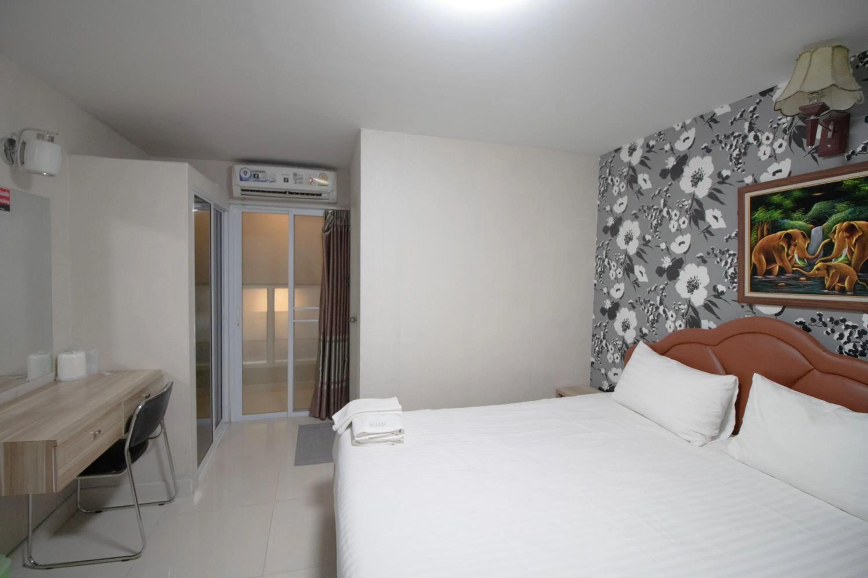 Bedroom, Bed in Kun Hotel