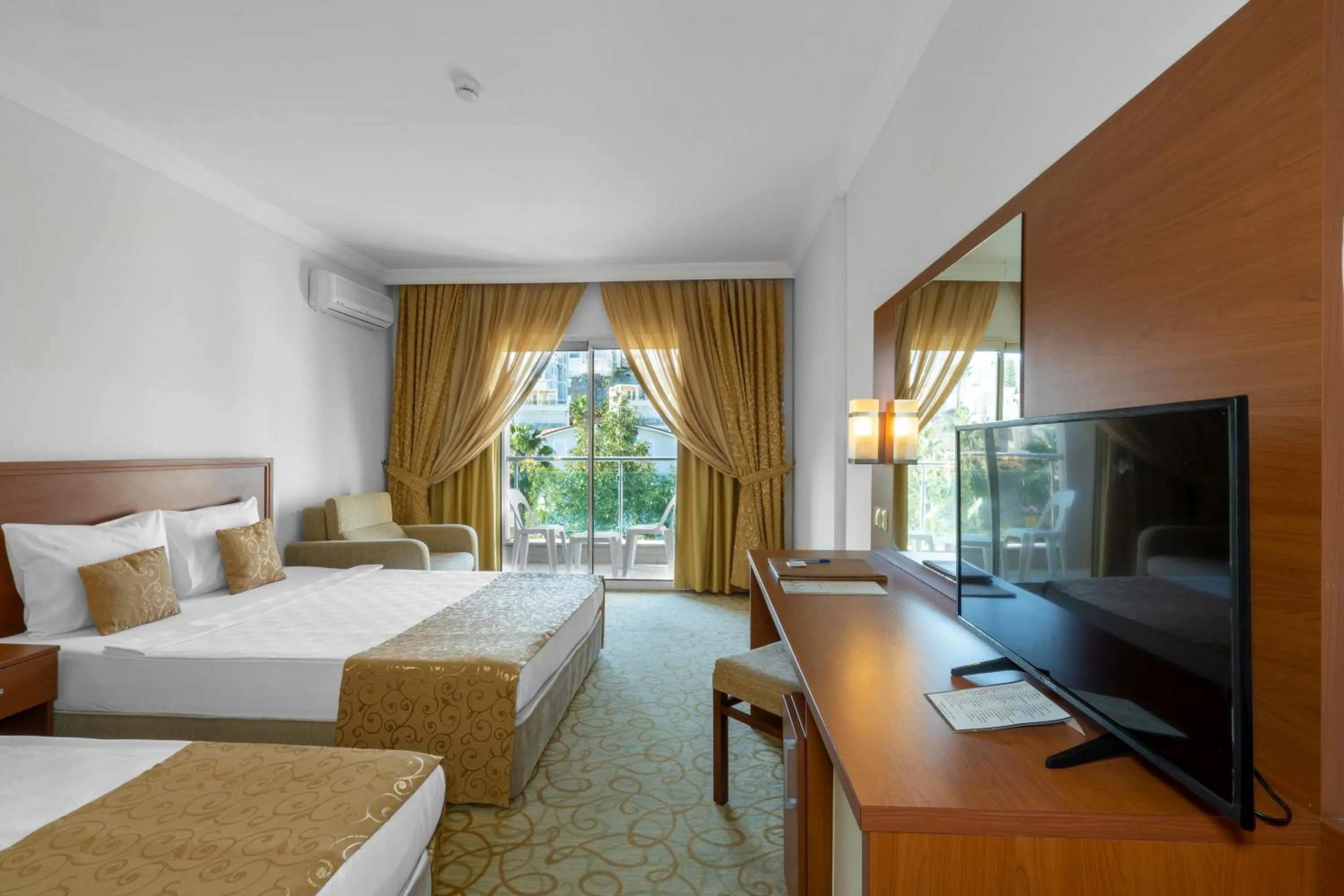 Photo of the whole room, Bed in Miarosa Konakli Garden