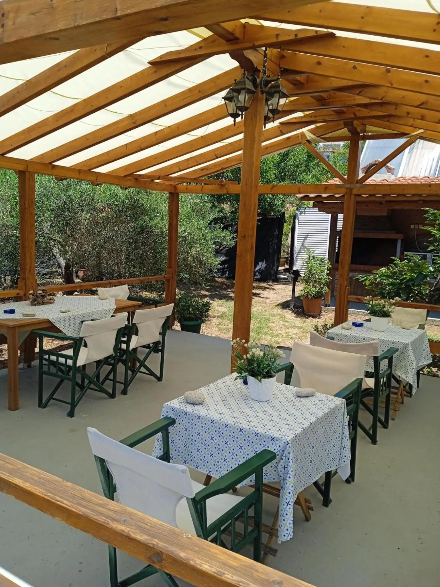 BBQ facilities in Studios Tripiti