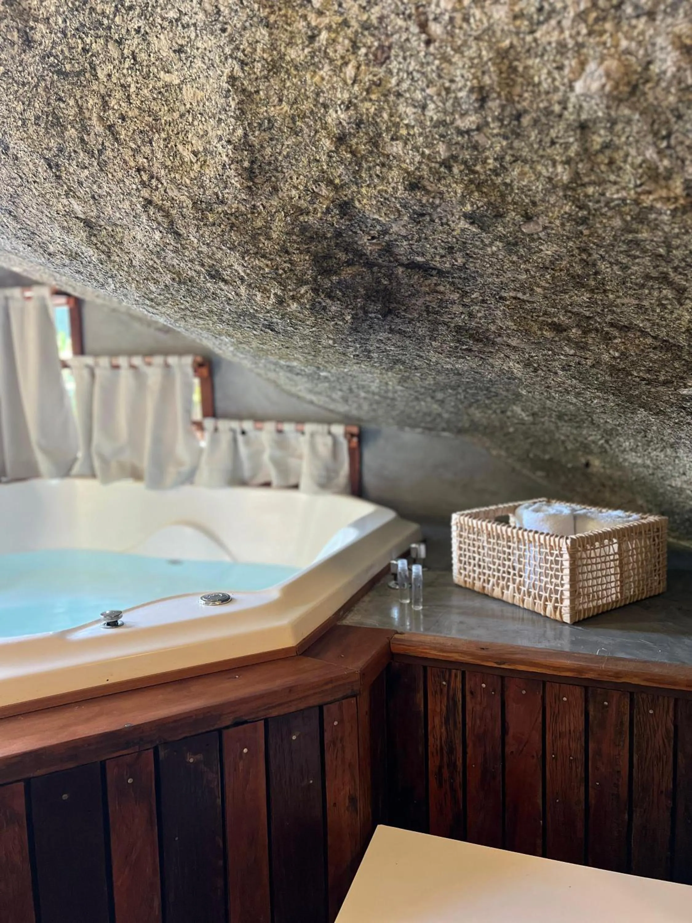 Bath in Yannai Chalé Praia