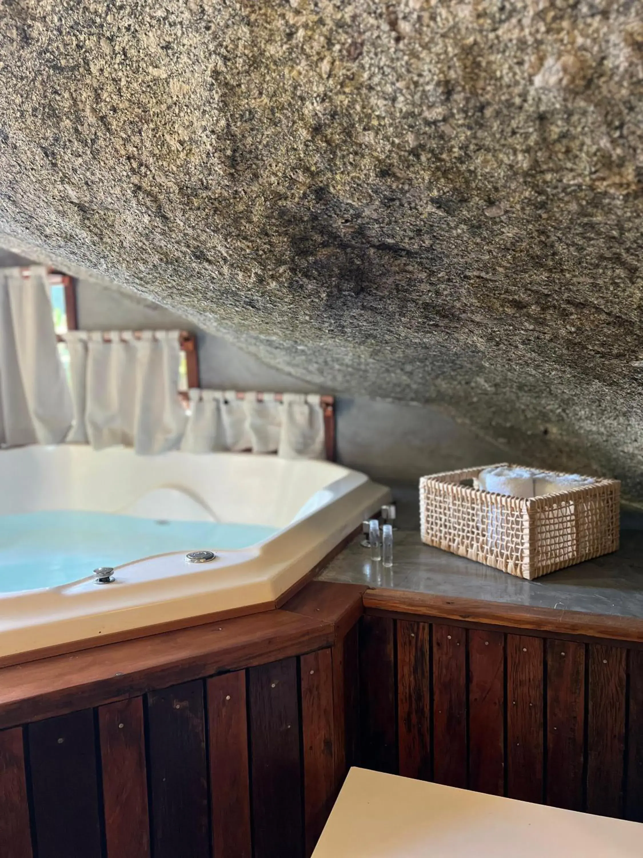 Deluxe Double Room with Bath in Yannai Chalé Praia Deluxe Double Room with Bath in Yannai Chalé Praia