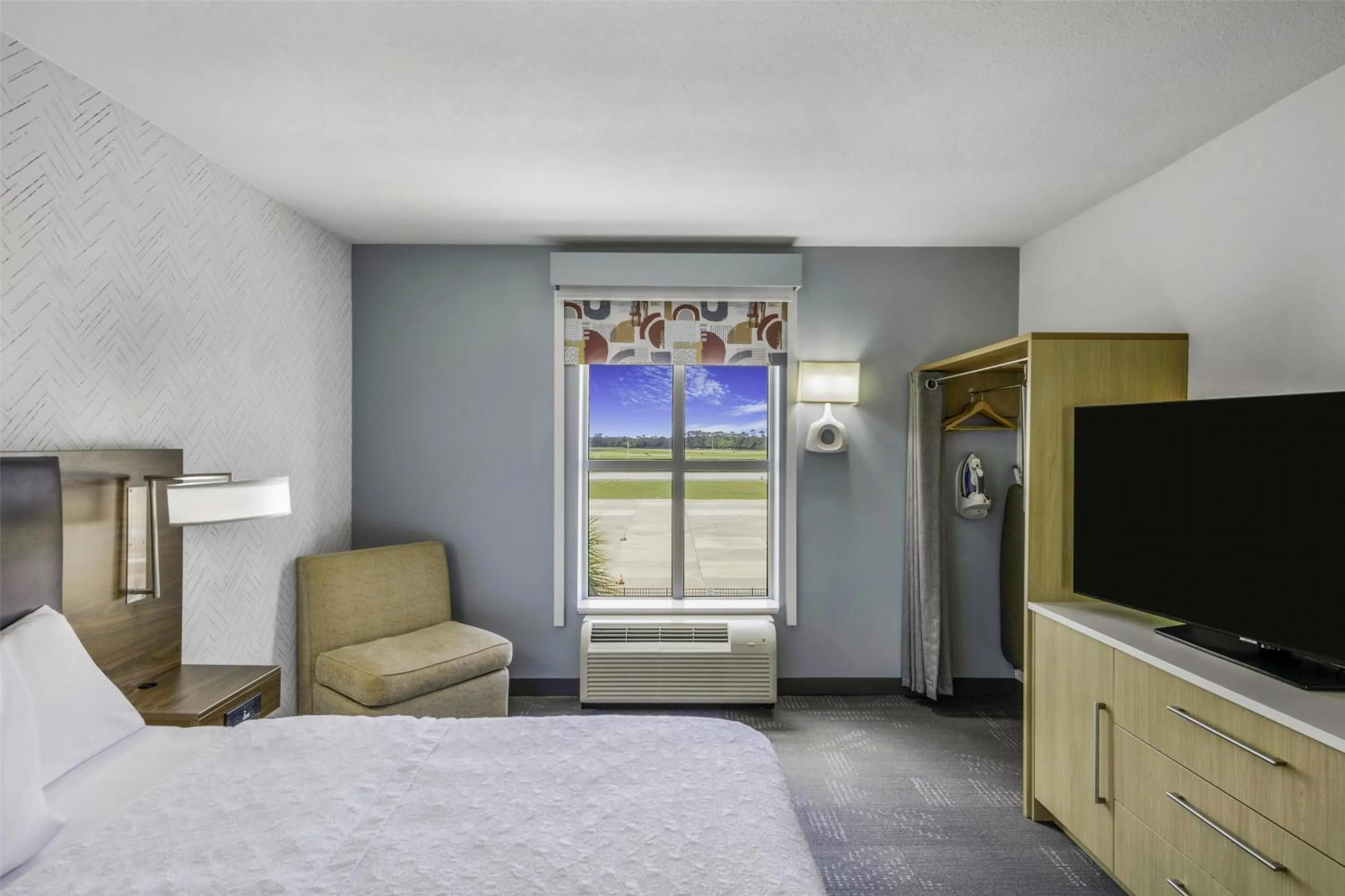 Bed in Home2 Suites By Hilton St. Simons Island