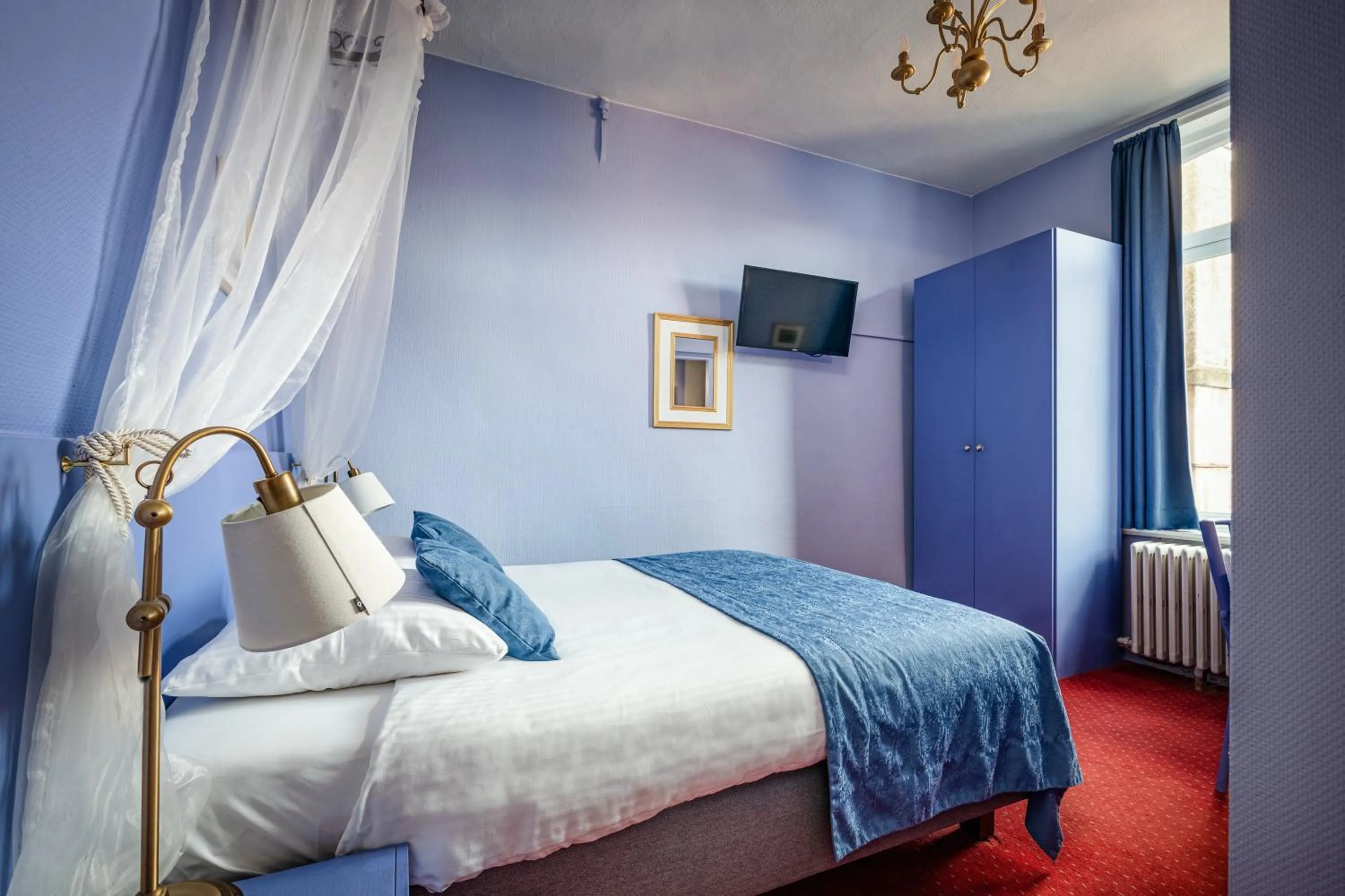 Photo of the whole room, Bed in Hotel Van Eyck