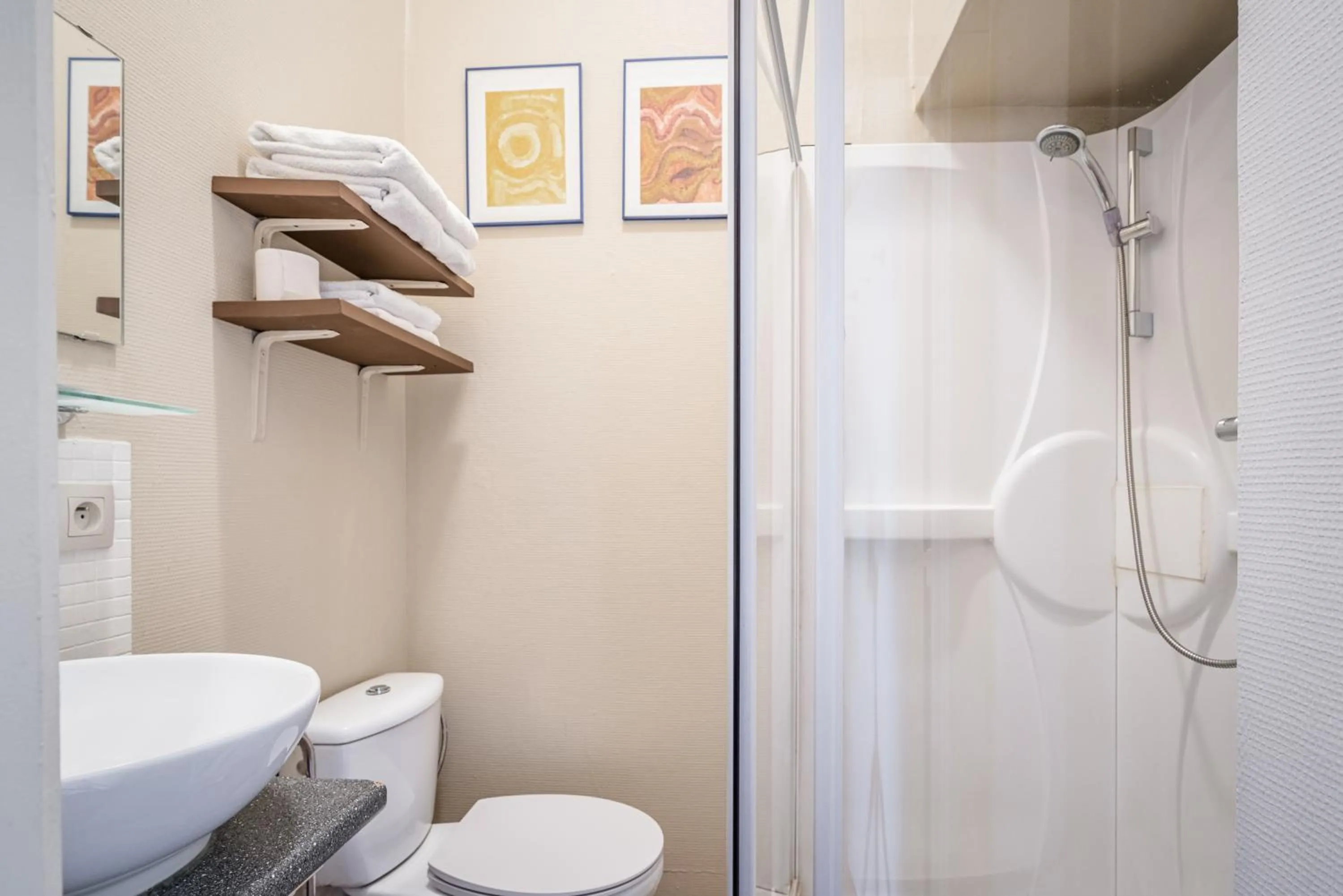 Shower in Hotel Van Eyck