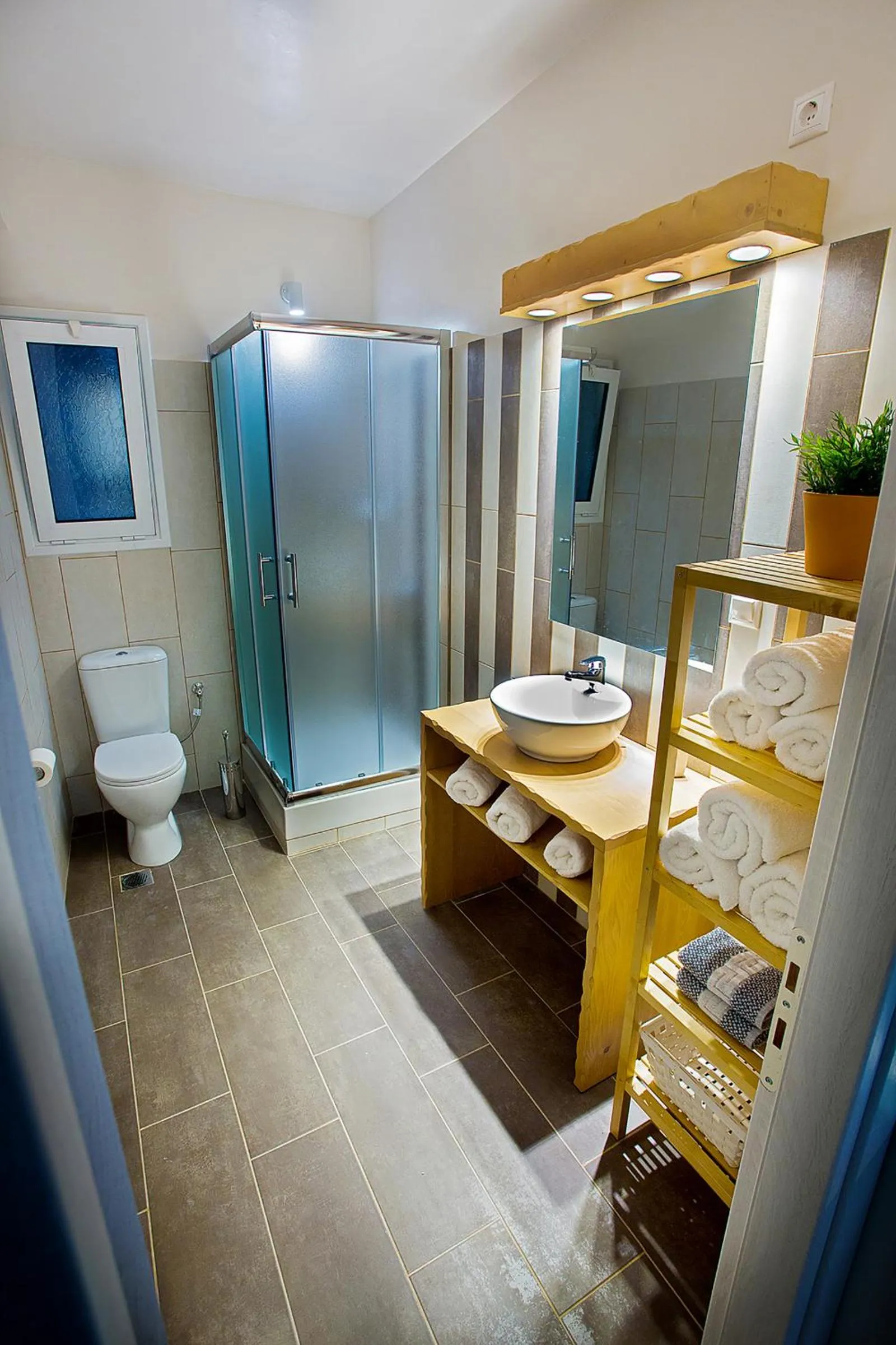 Shower in Emerald Suite