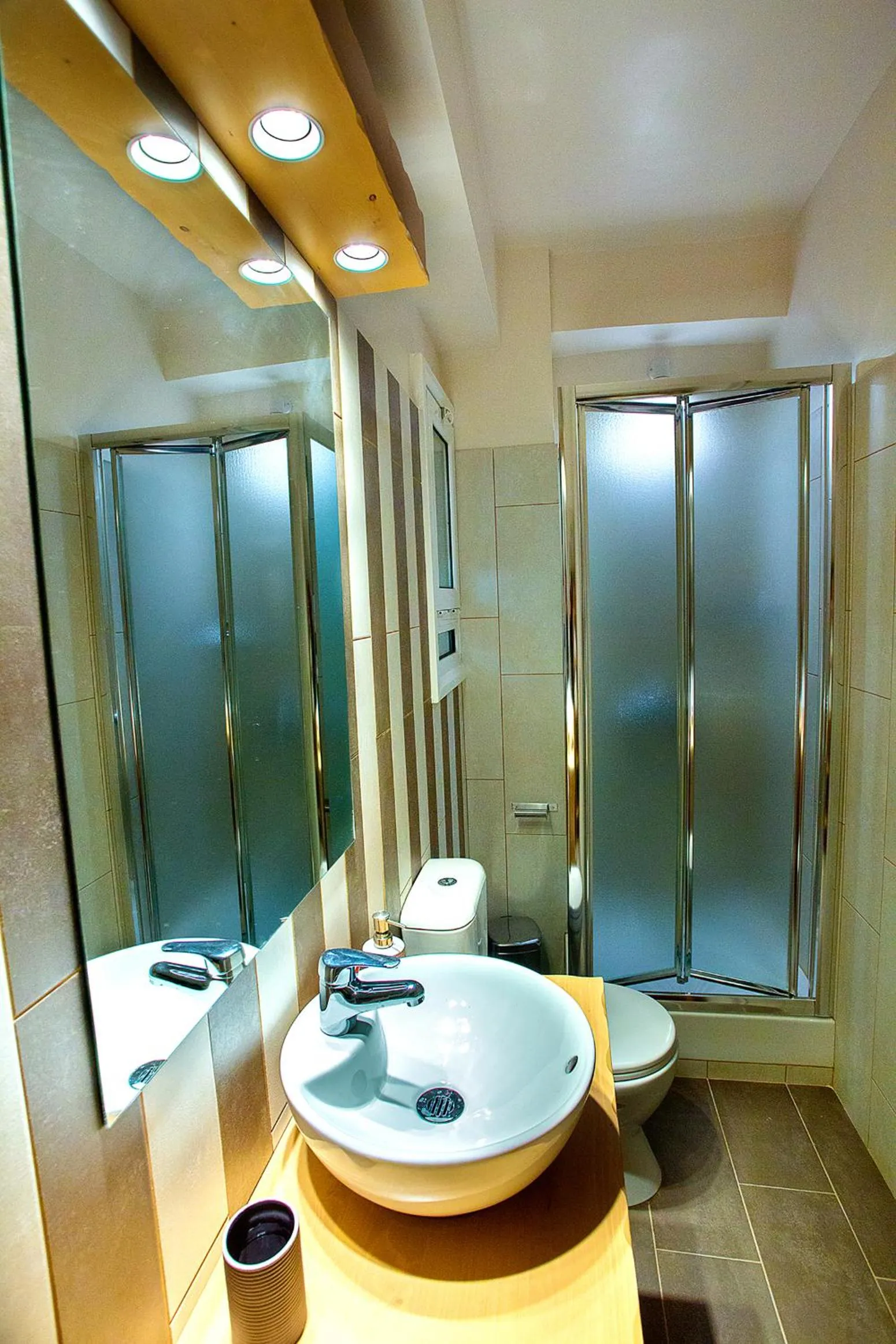 Shower in Emerald Suite