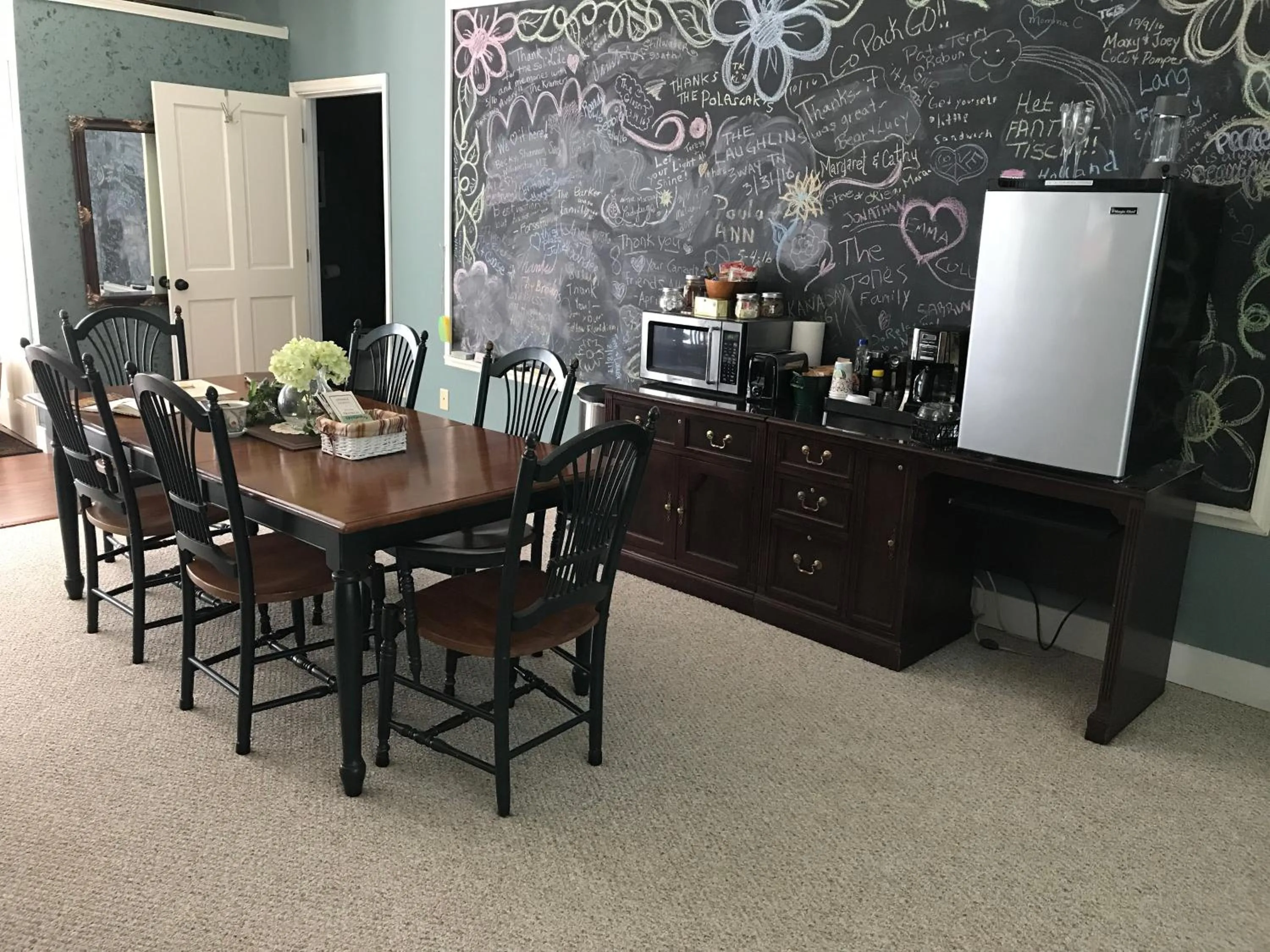 Coffee/tea facilities in Full Circle Farm Inn