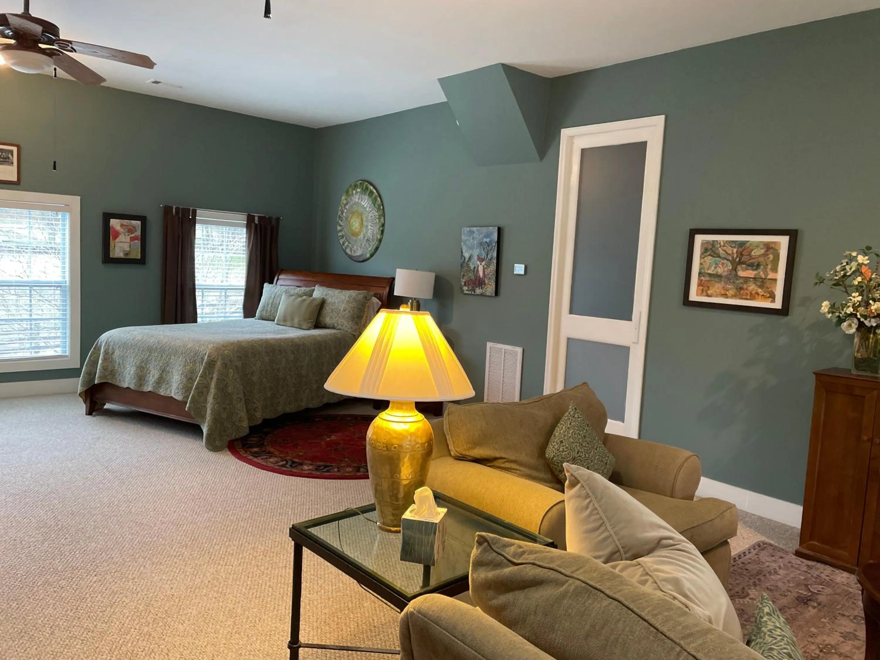 Bed in Full Circle Farm Inn