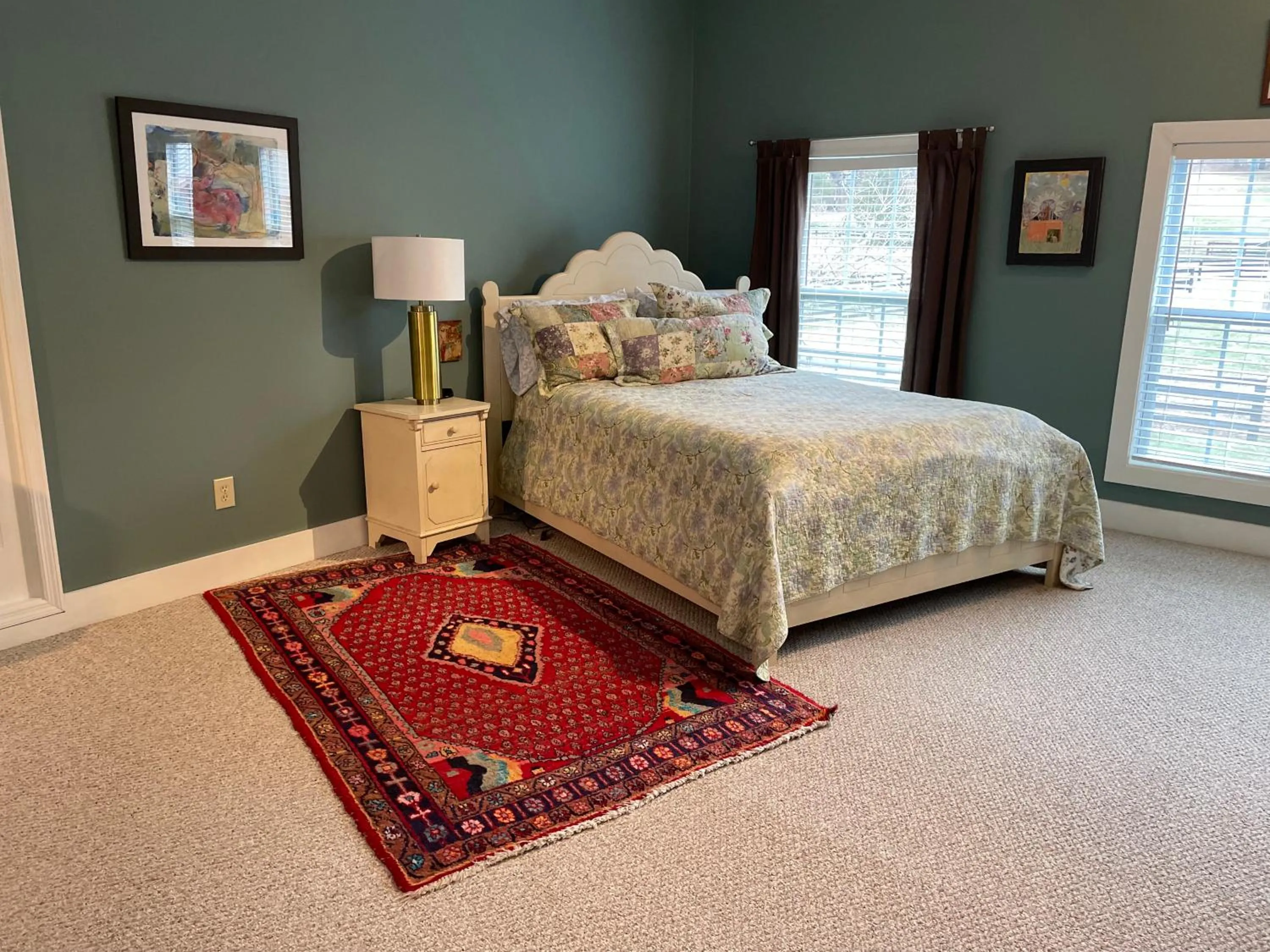 Bed in Full Circle Farm Inn