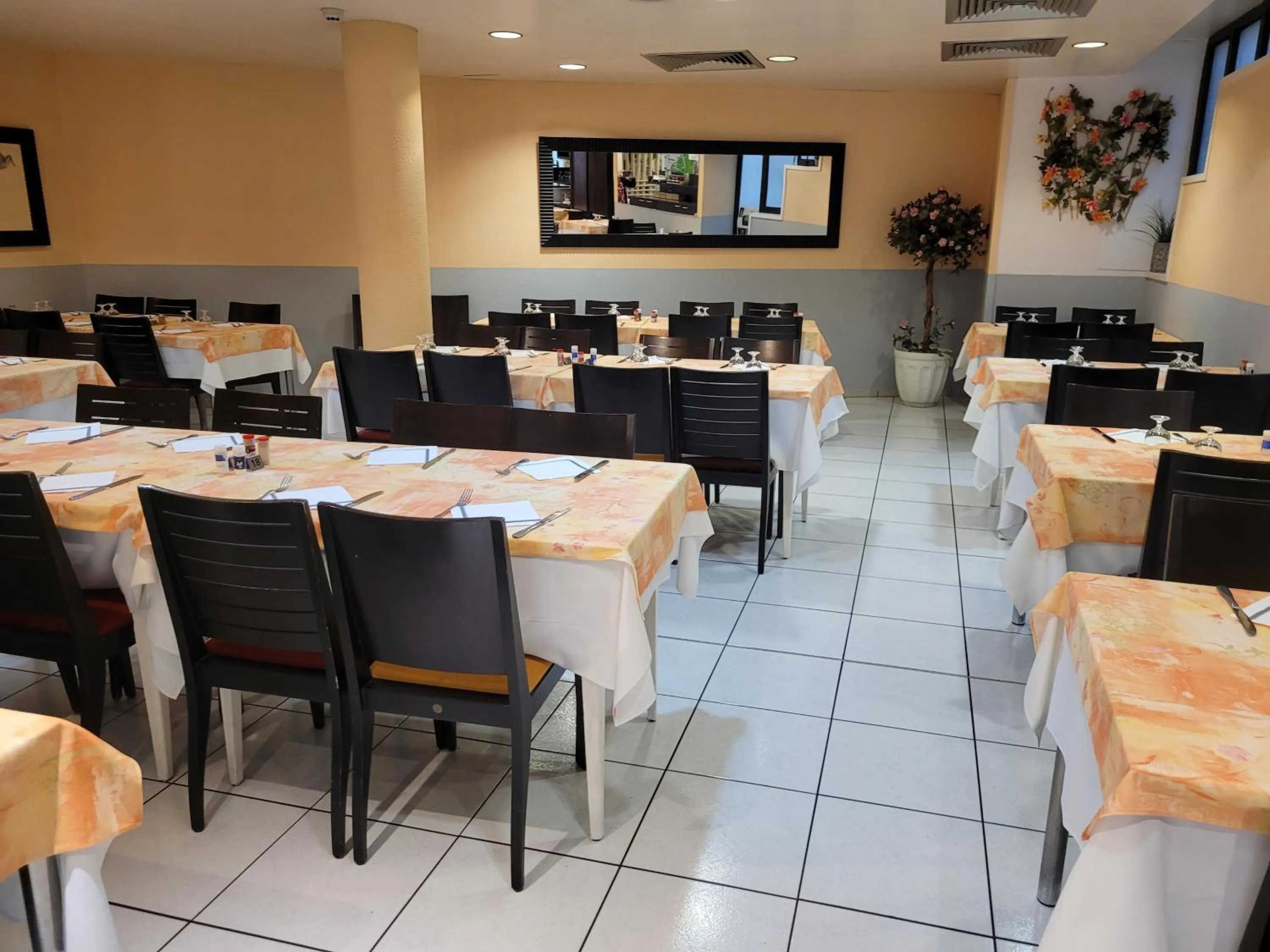 Restaurant/places to eat in Hôtel de Paris