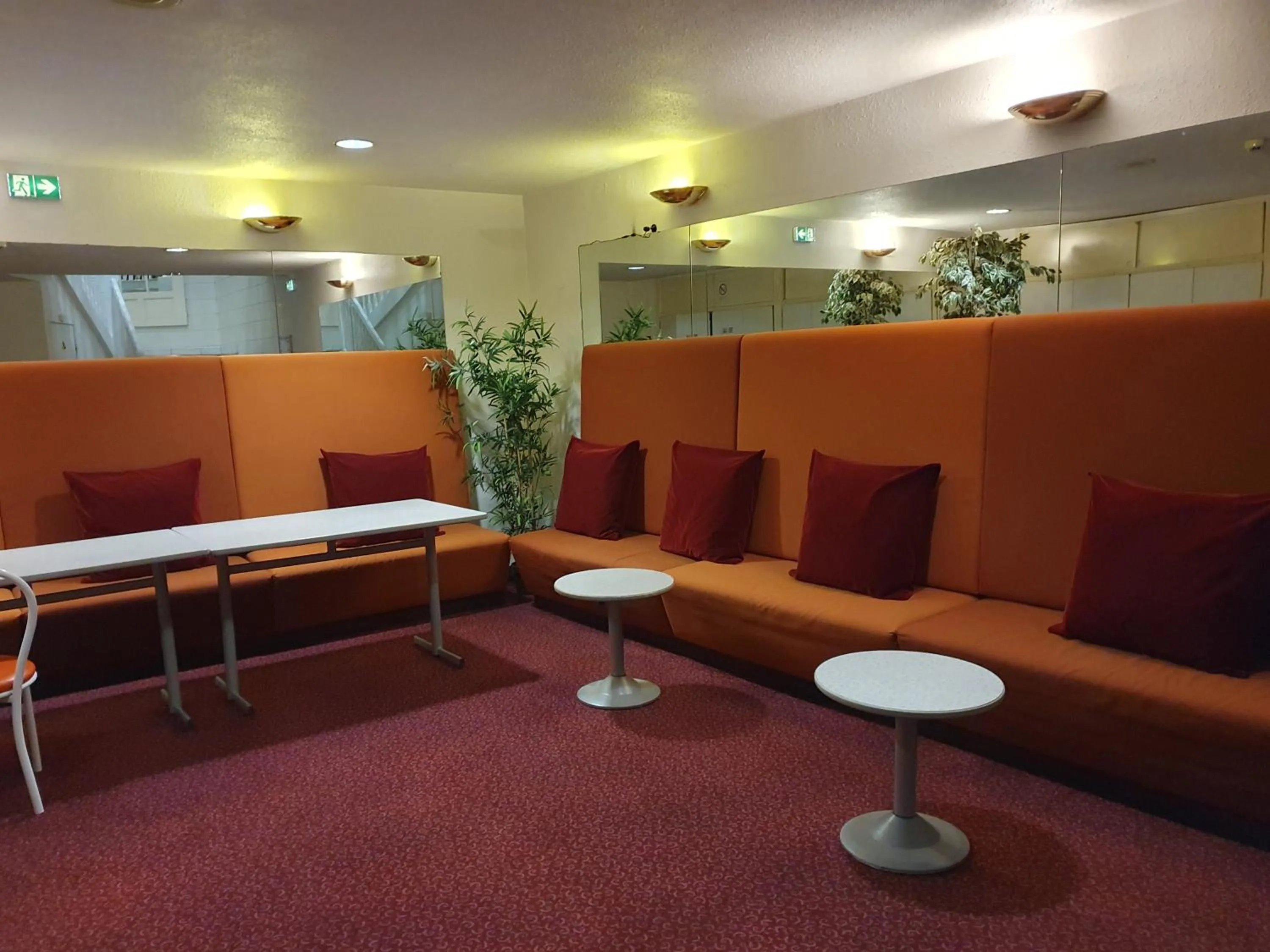 Communal lounge/ TV room in Hôtel de Paris