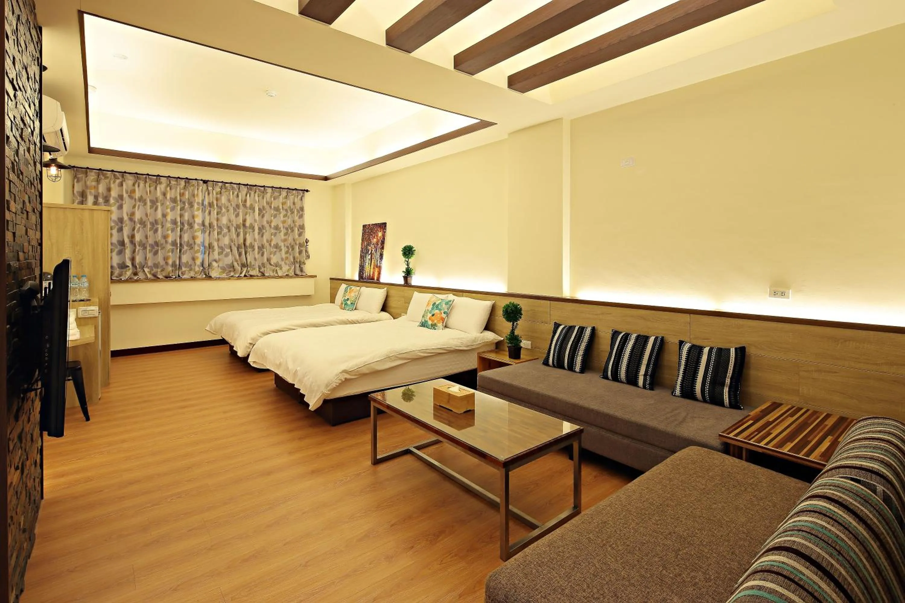 Photo of the whole room, Bed in Happiness Yes Inn