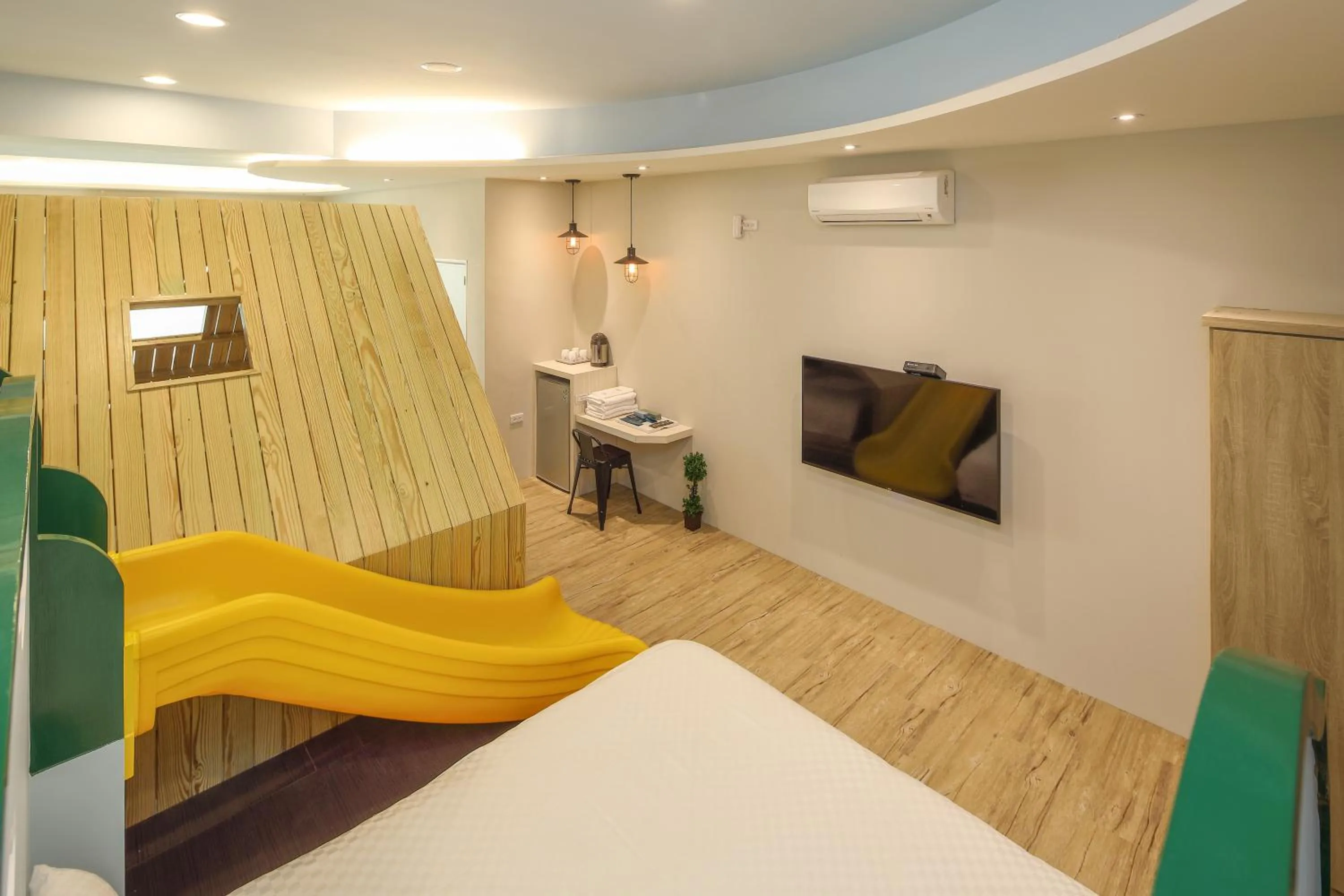 Photo of the whole room, Bed in Happiness Yes Inn