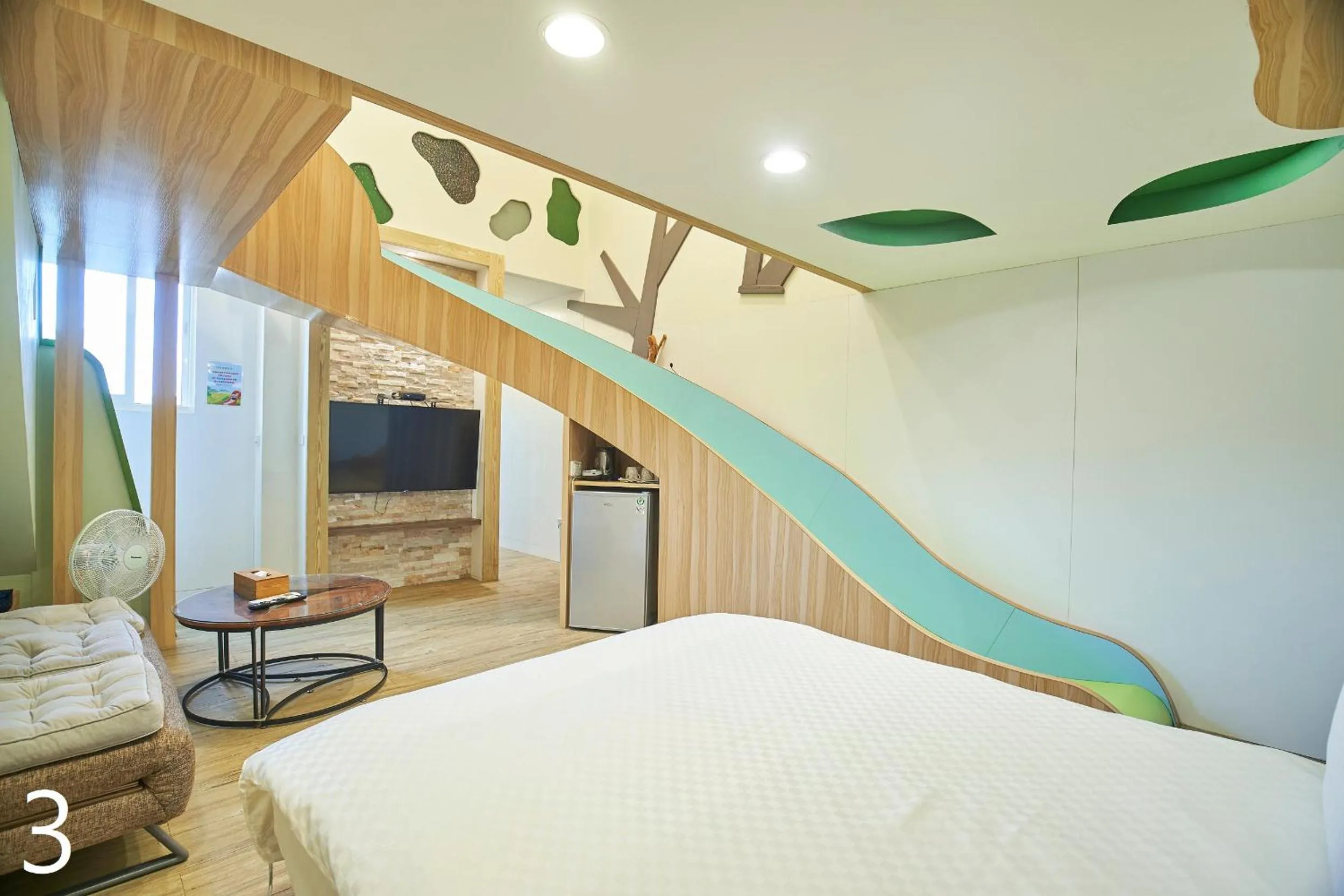 Photo of the whole room, Bed in Happiness Yes Inn