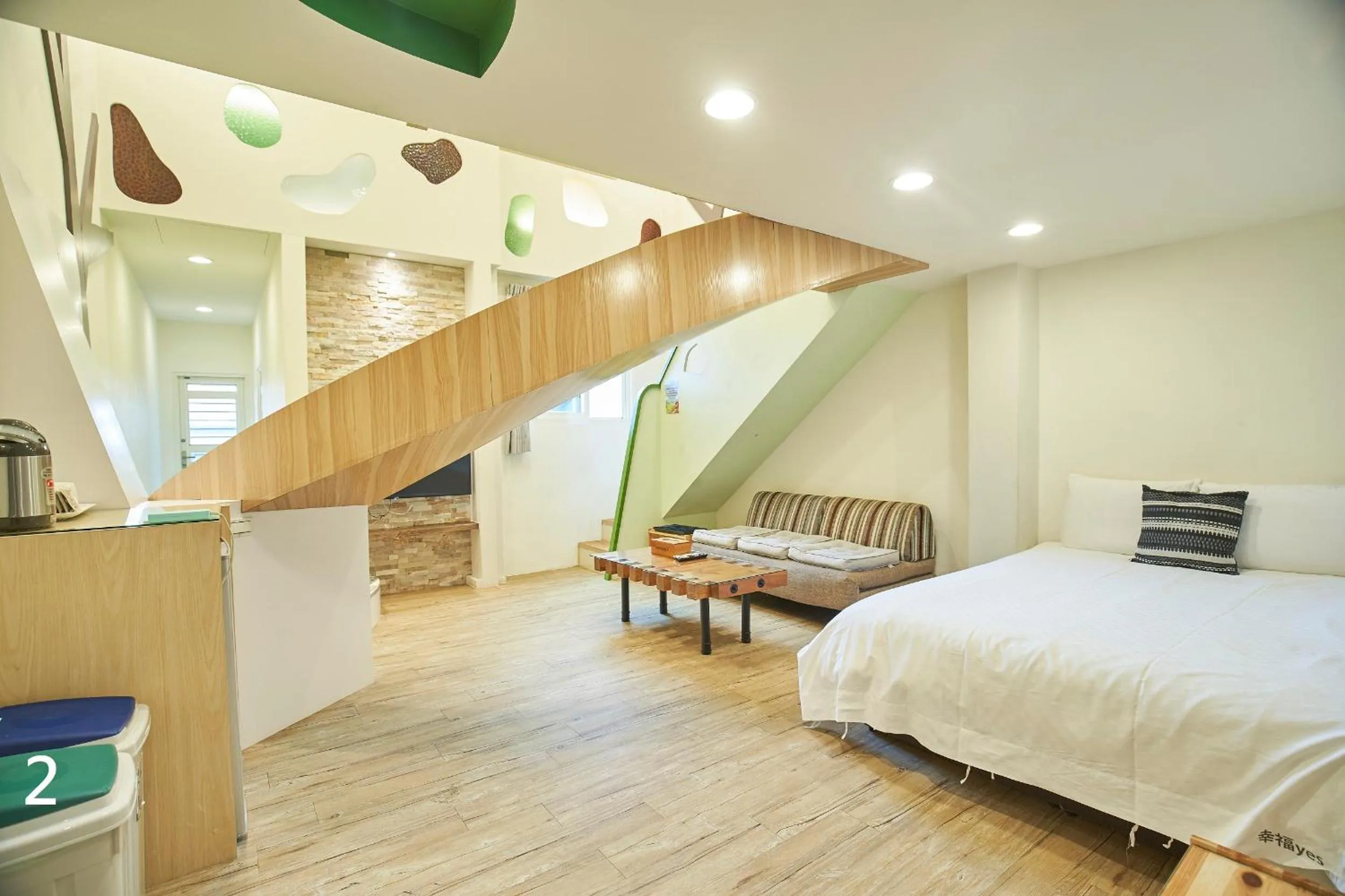 Photo of the whole room, Bed in Happiness Yes Inn