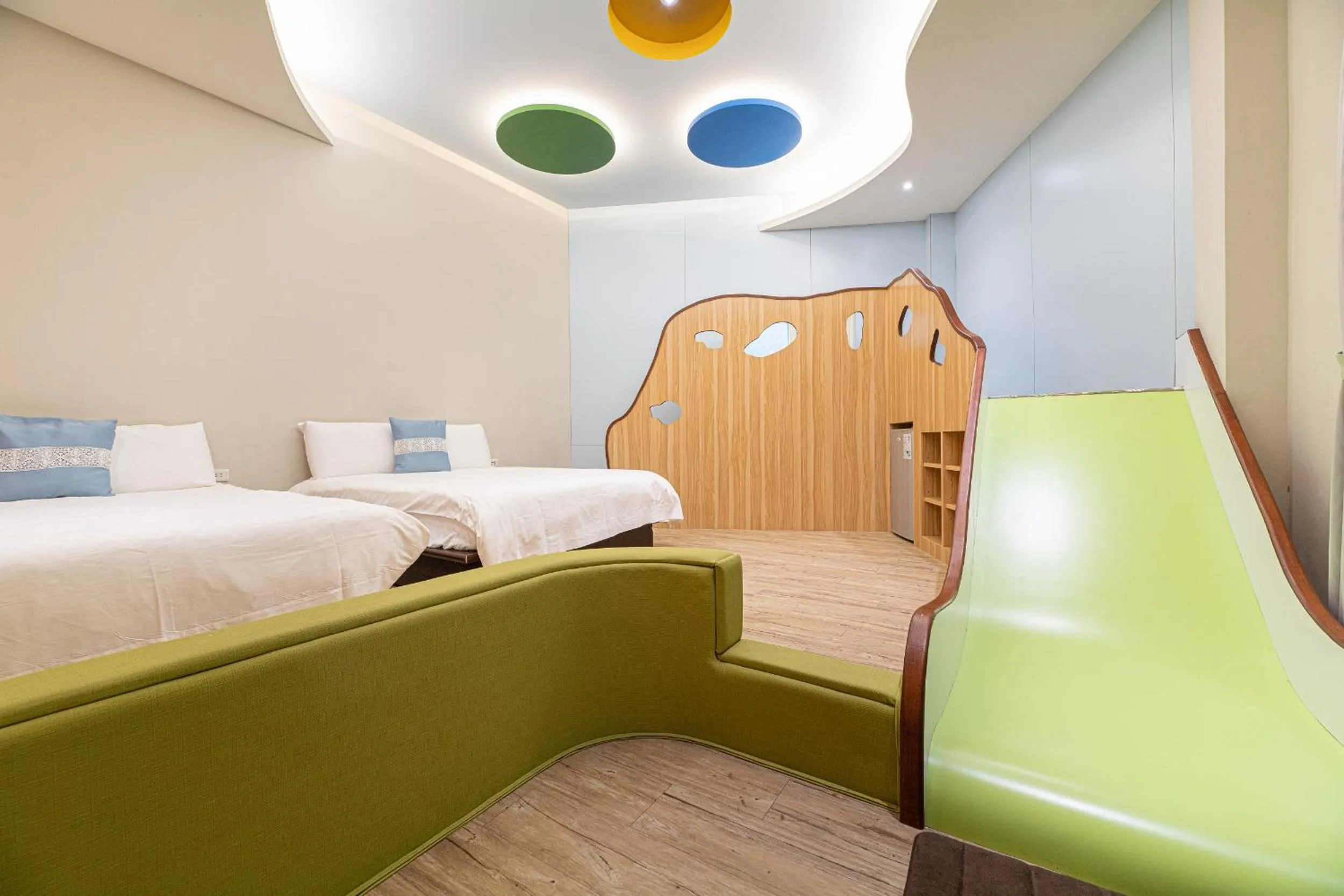 Photo of the whole room, Bed in Happiness Yes Inn