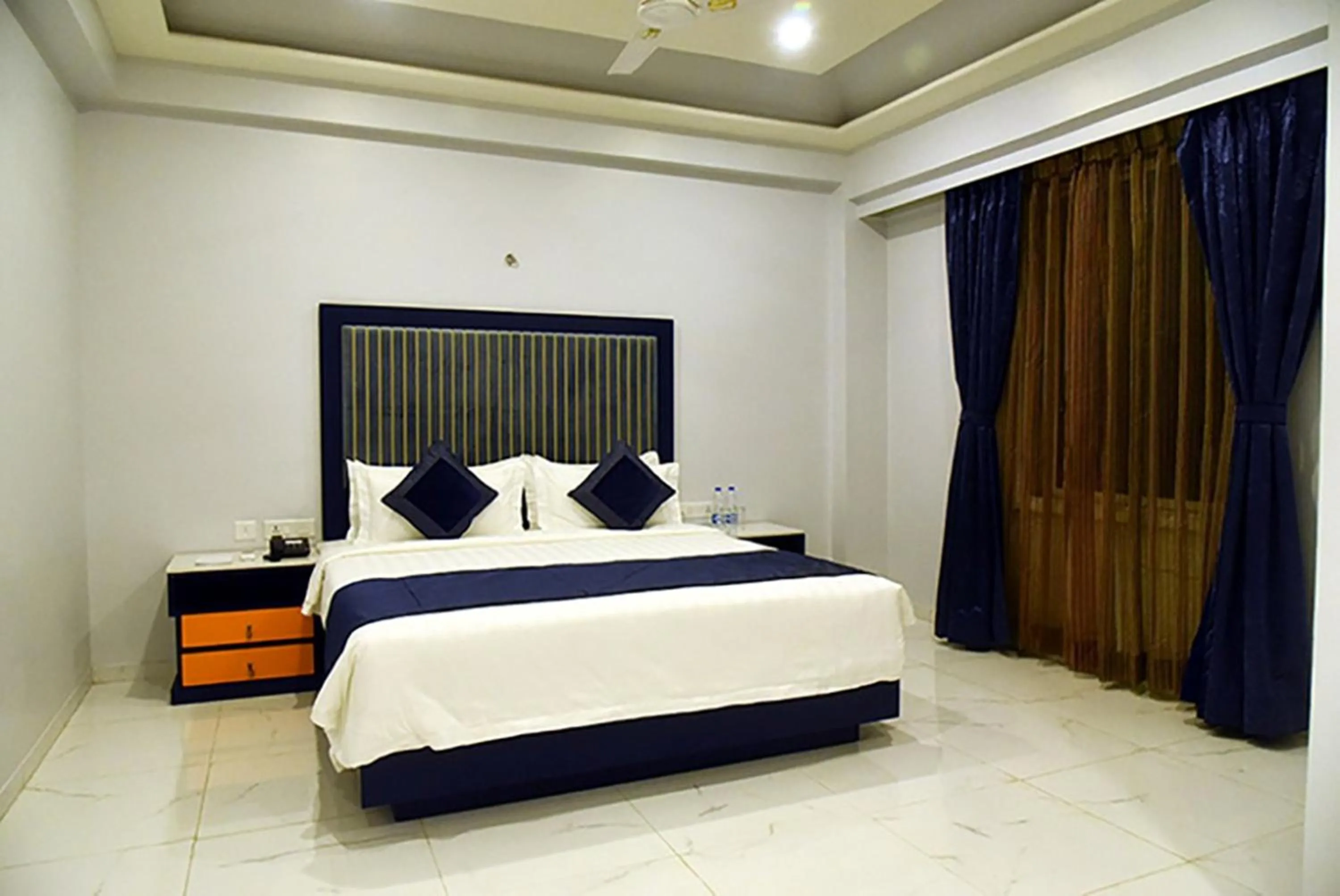 Bedroom, Bed in Regenta Inn Vadodara, 500m from Railway Station