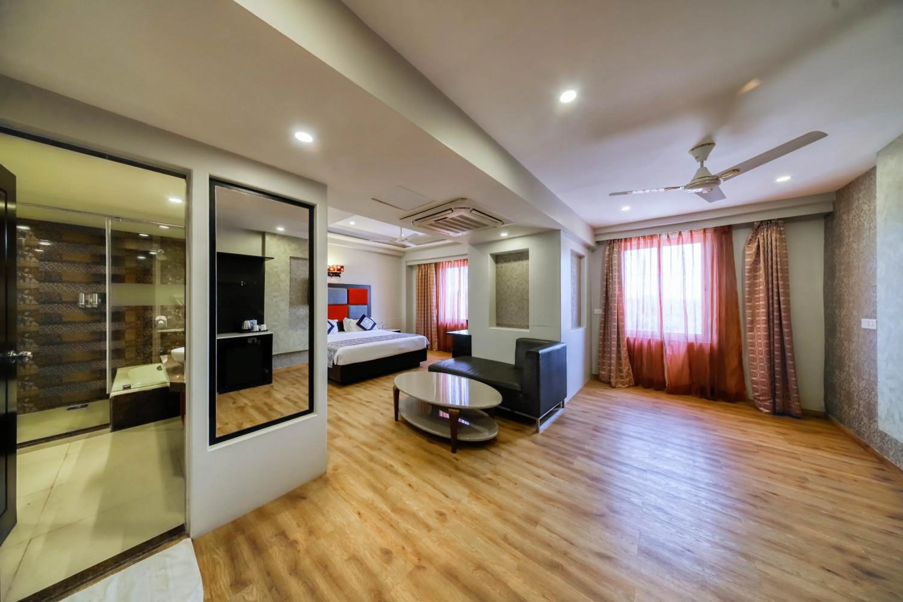 Living room in Regenta Inn Vadodara, 500m from Railway Station