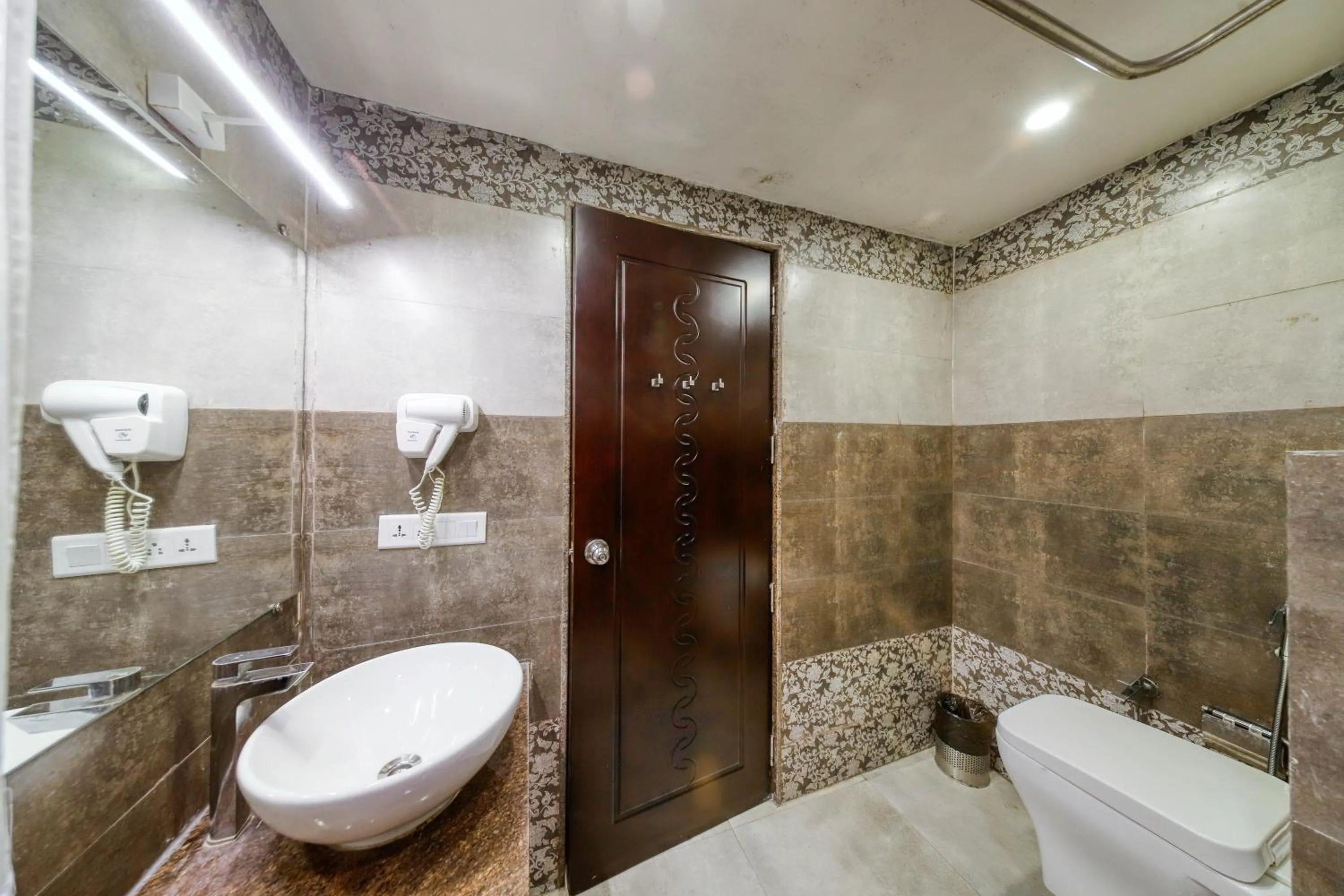 Shower in Regenta Inn Vadodara, 500m from Railway Station