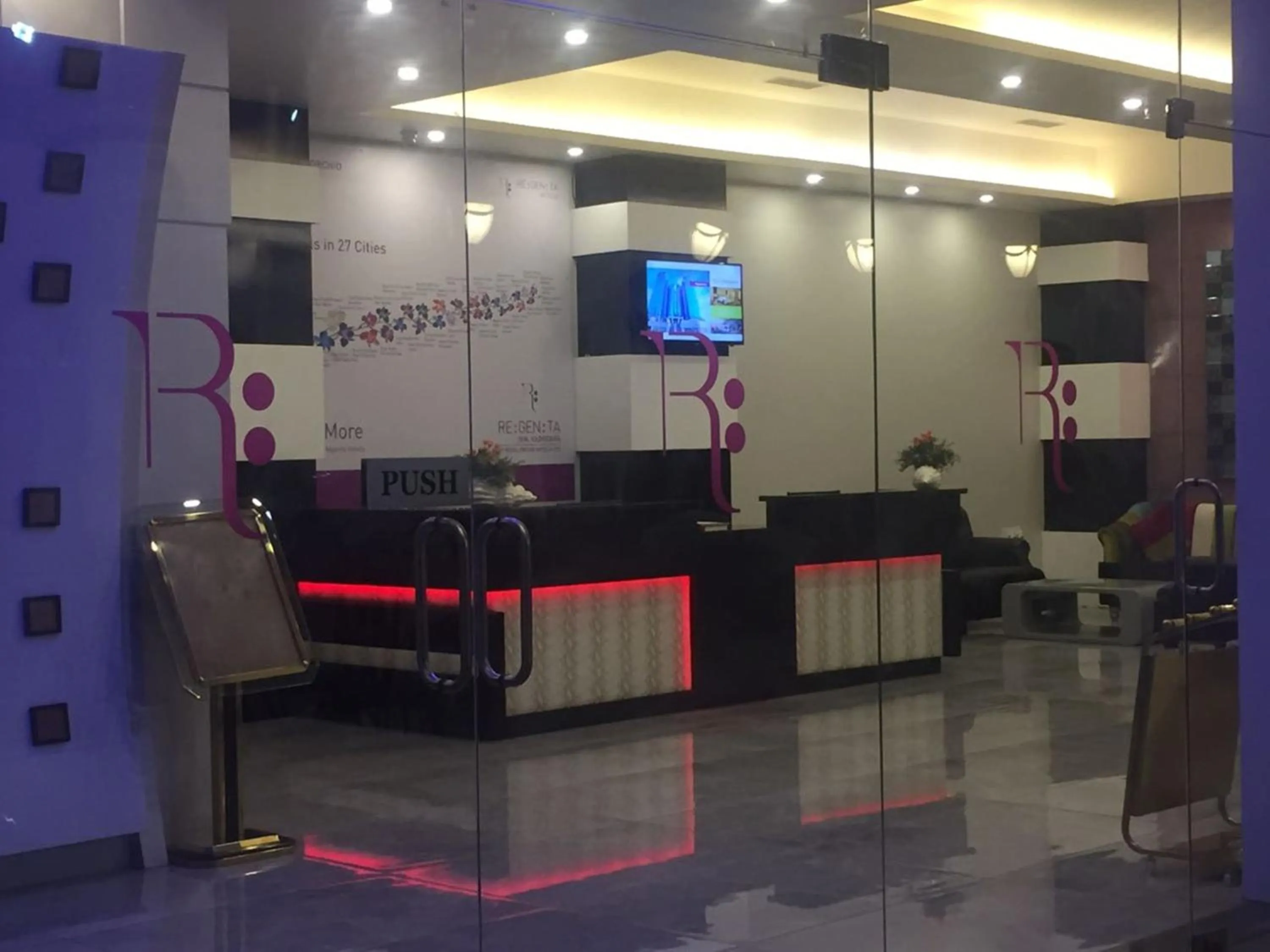 Lobby or reception in Regenta Inn Vadodara, 500m from Railway Station
