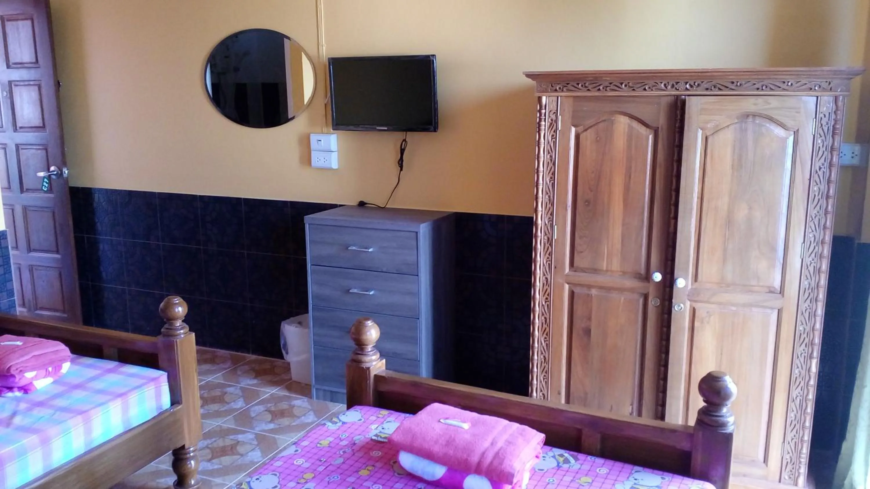 Photo of the whole room, Bed in Rueangsrisiri Guesthouse 2