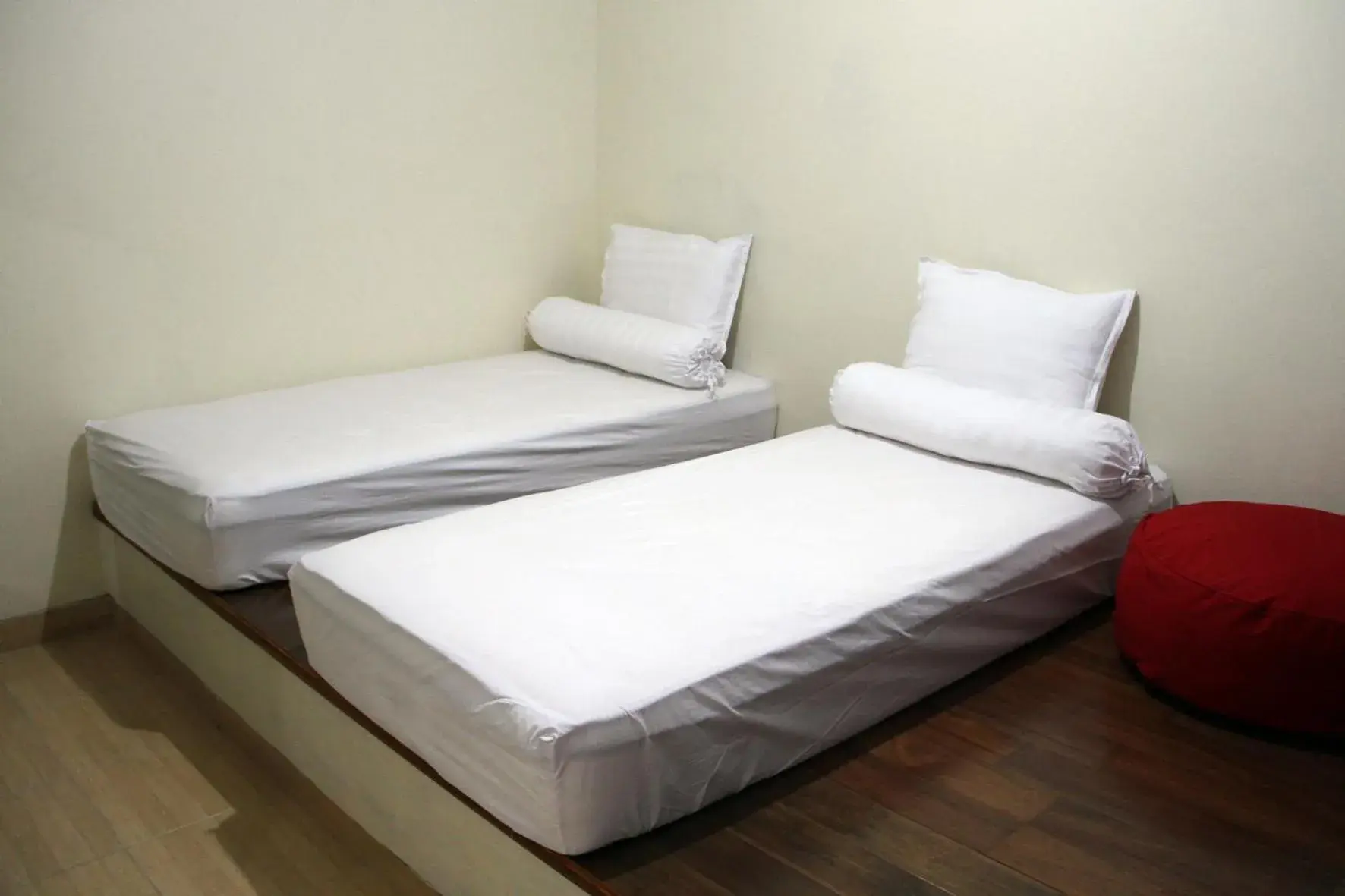 Standard Twin Room in Green Leaf Guest House by Sinergi Standard Twin Room in Green Leaf Guest House by Sinergi