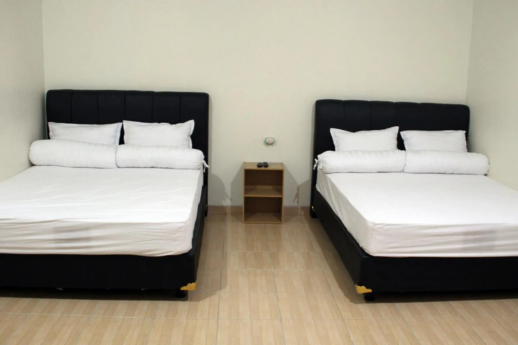 Bed in Green Leaf Guest House by Sinergi