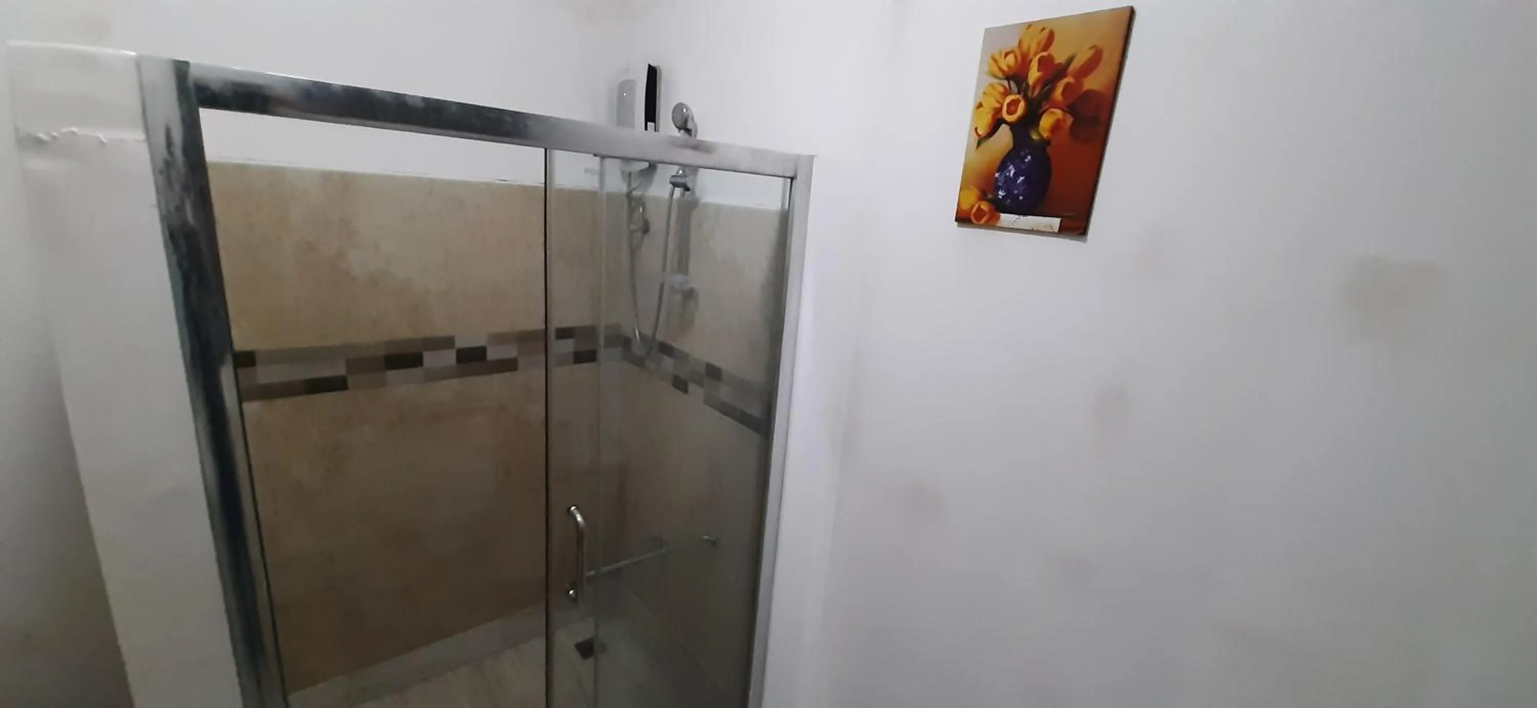 Shower in Escolta's Homey Lodge